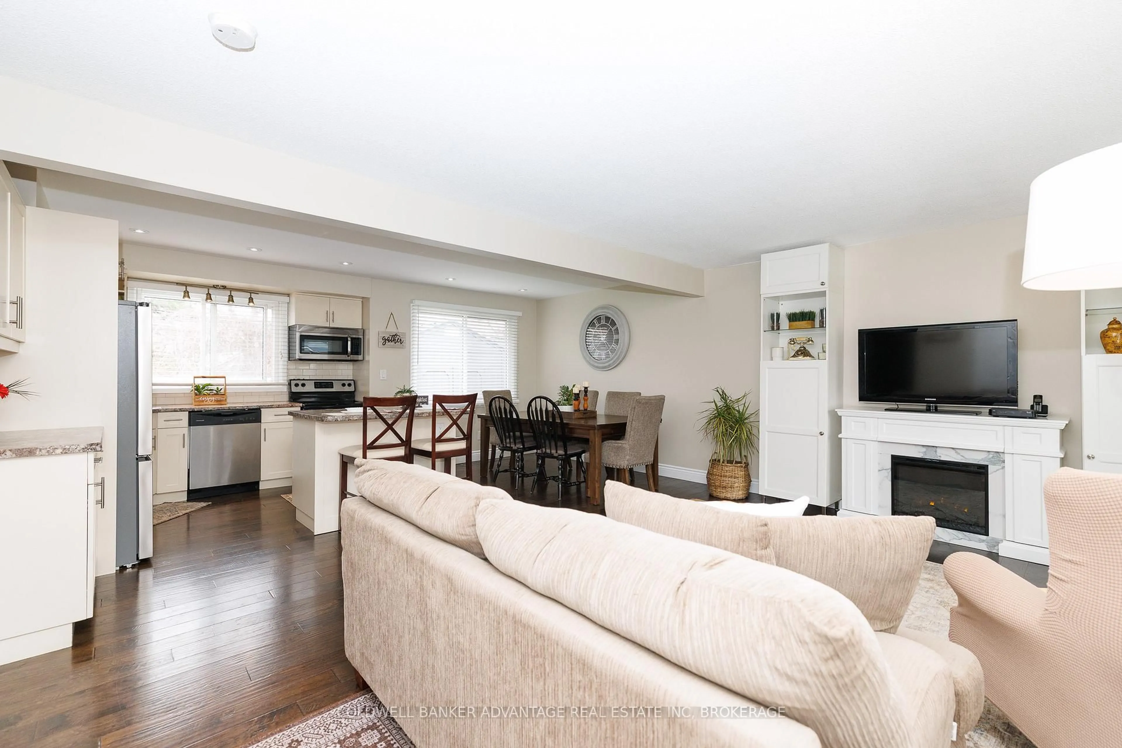 Living room with furniture, unknown for 3 Northglen Ave, St. Catharines Ontario L2M 1B3