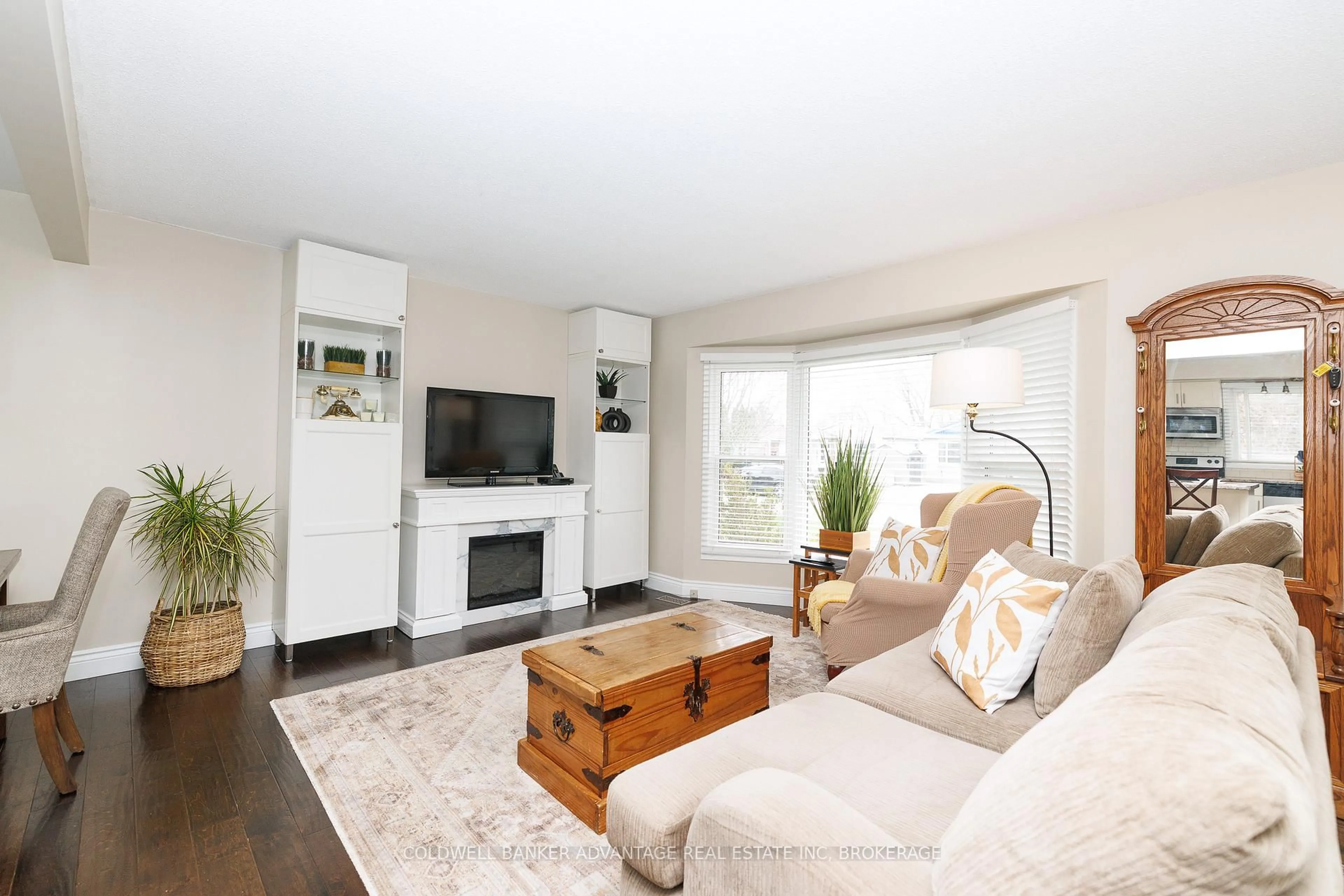 Living room with furniture, wood/laminate floor for 3 Northglen Ave, St. Catharines Ontario L2M 1B3