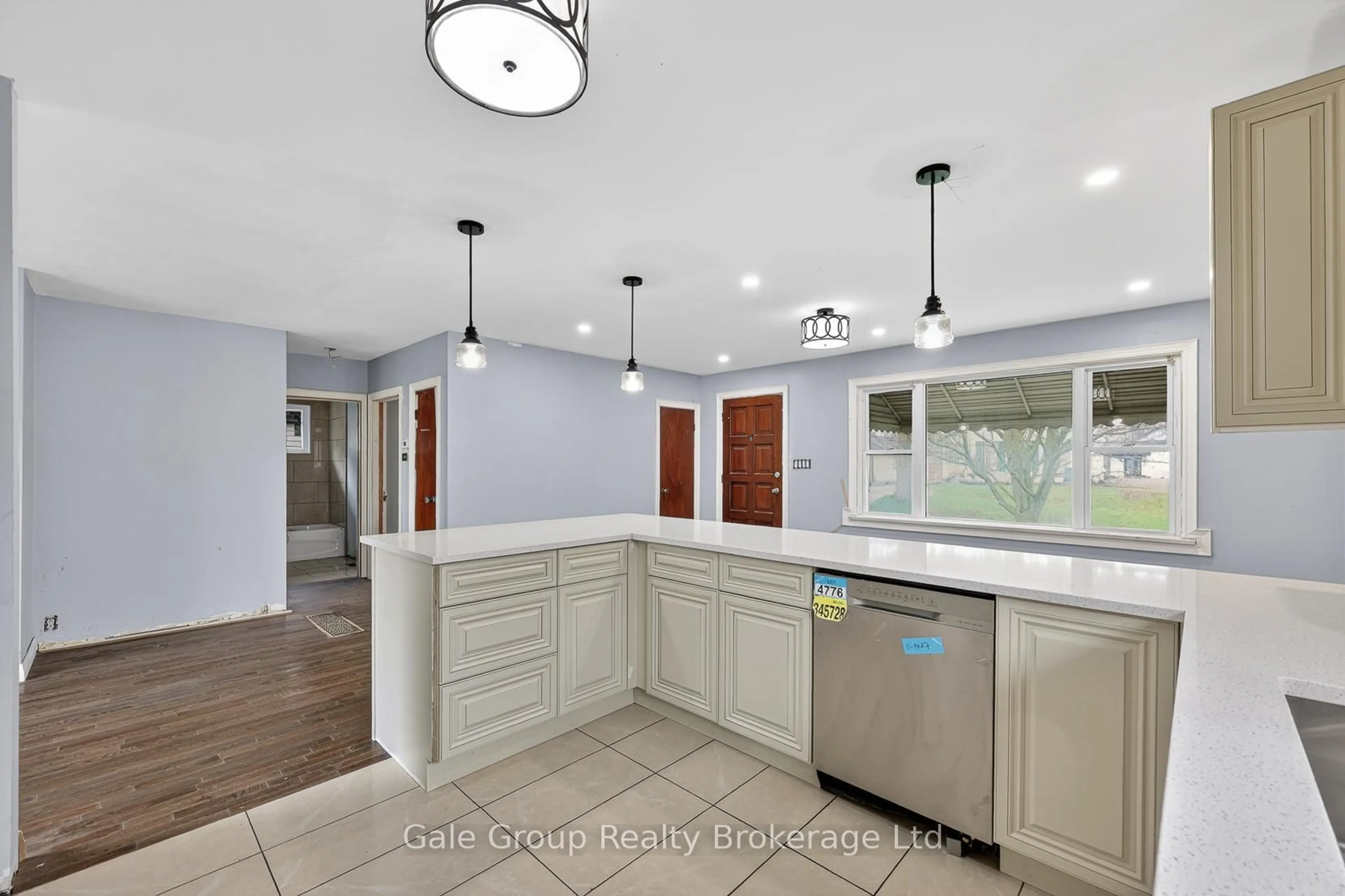 Open concept kitchen, ceramic/tile floor for 21 Cronyn St, Woodstock Ontario N4S 3T4