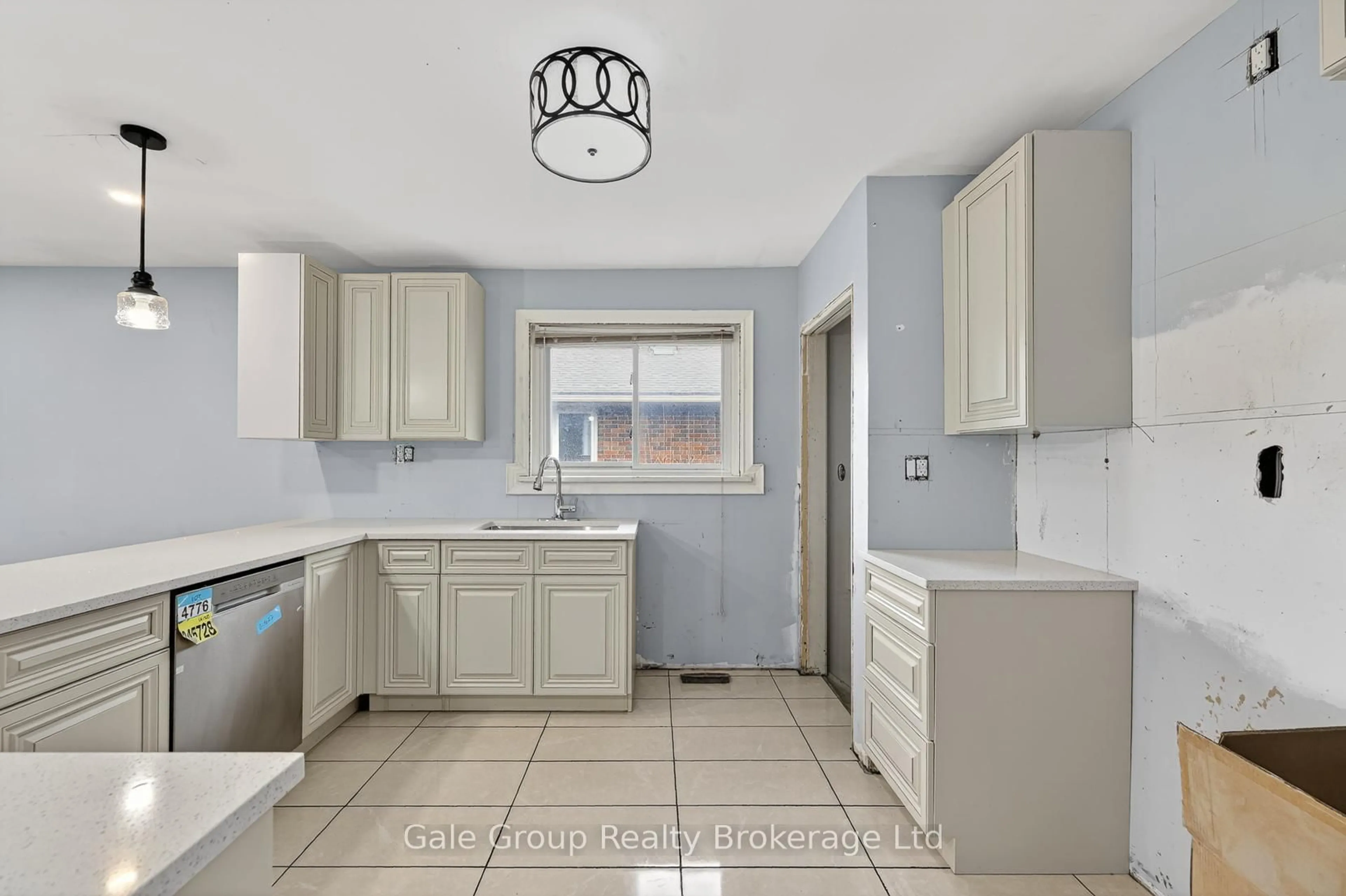 Standard kitchen, ceramic/tile floor for 21 Cronyn St, Woodstock Ontario N4S 3T4