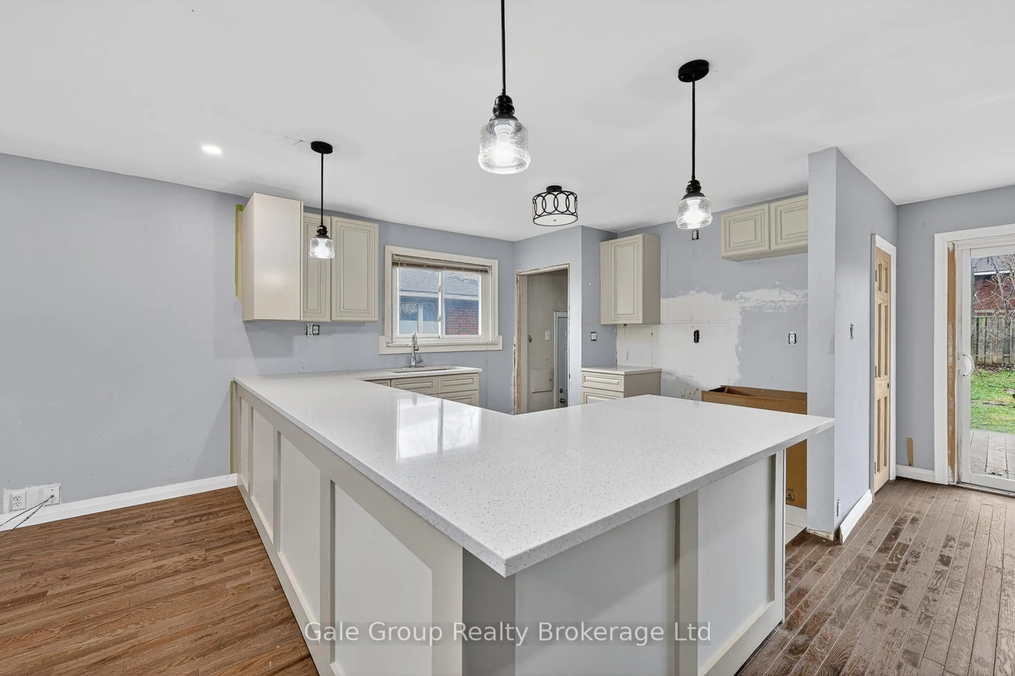 Open concept kitchen, unknown for 21 Cronyn St, Woodstock Ontario N4S 3T4
