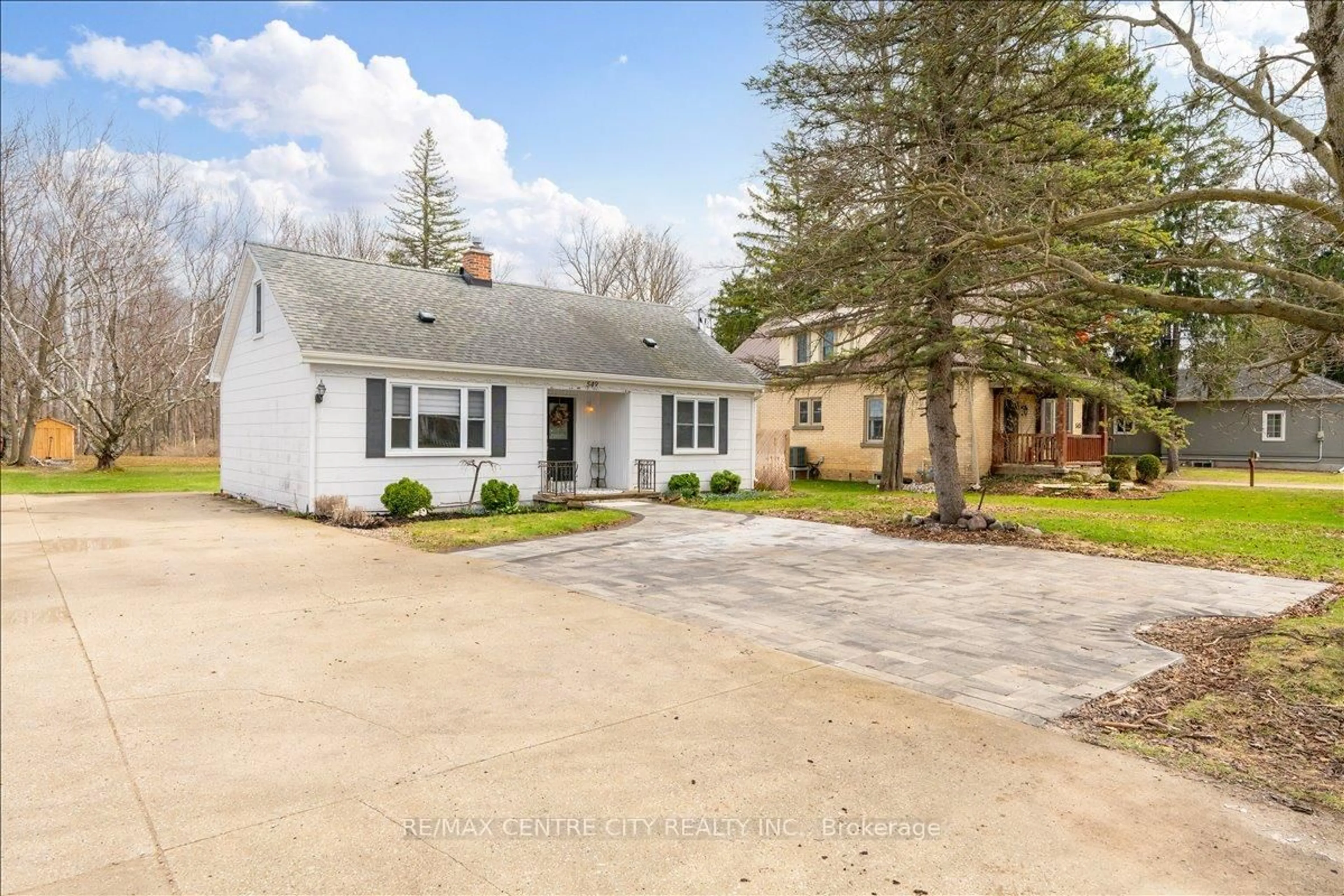 A pic from outside/outdoor area/front of a property/back of a property/a pic from drone, street for 549 Victoria St, Strathroy-Caradoc Ontario N7G 3C2