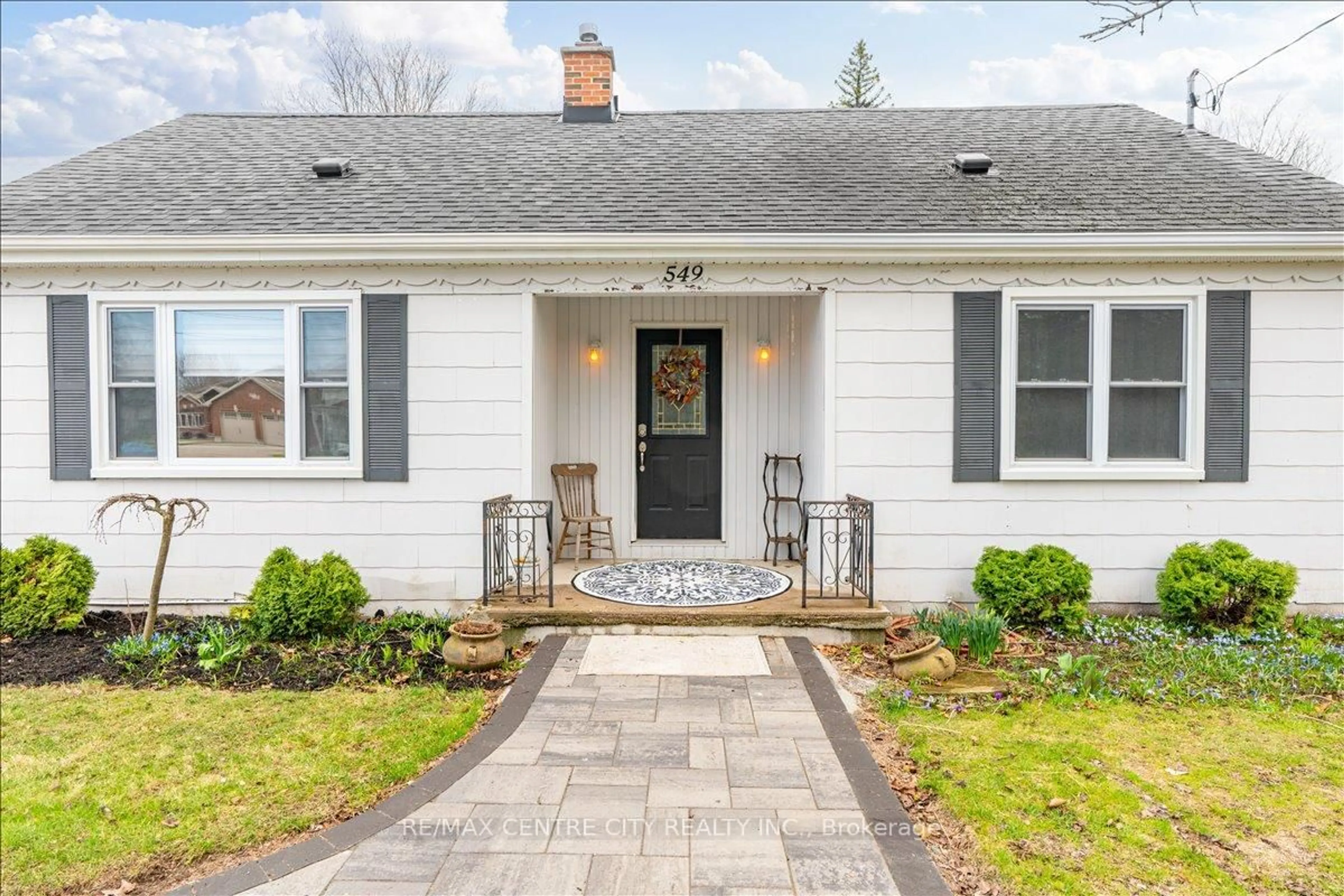 Home with vinyl exterior material, street for 549 Victoria St, Strathroy-Caradoc Ontario N7G 3C2