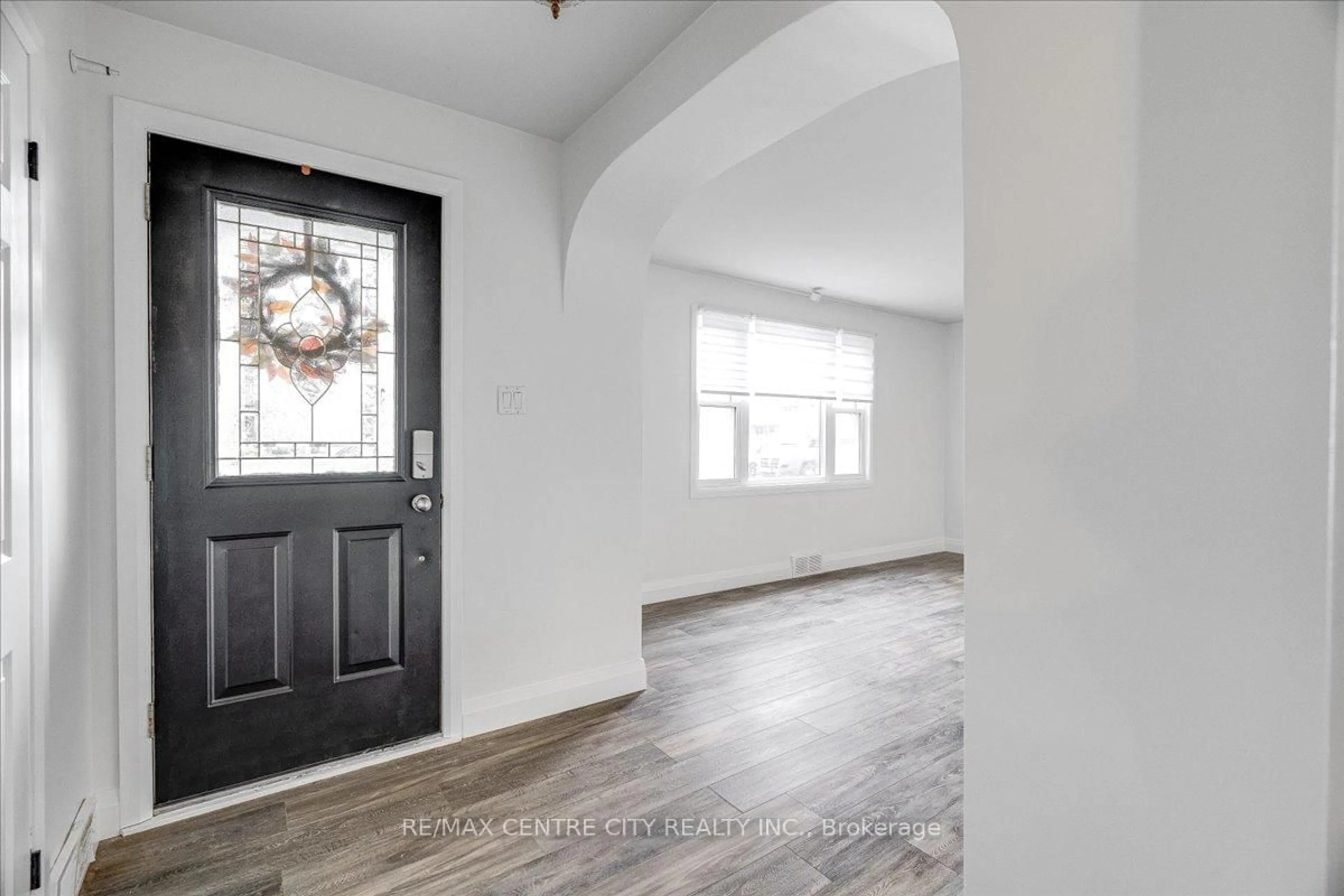 Indoor entryway for 549 Victoria St, Strathroy-Caradoc Ontario N7G 3C2