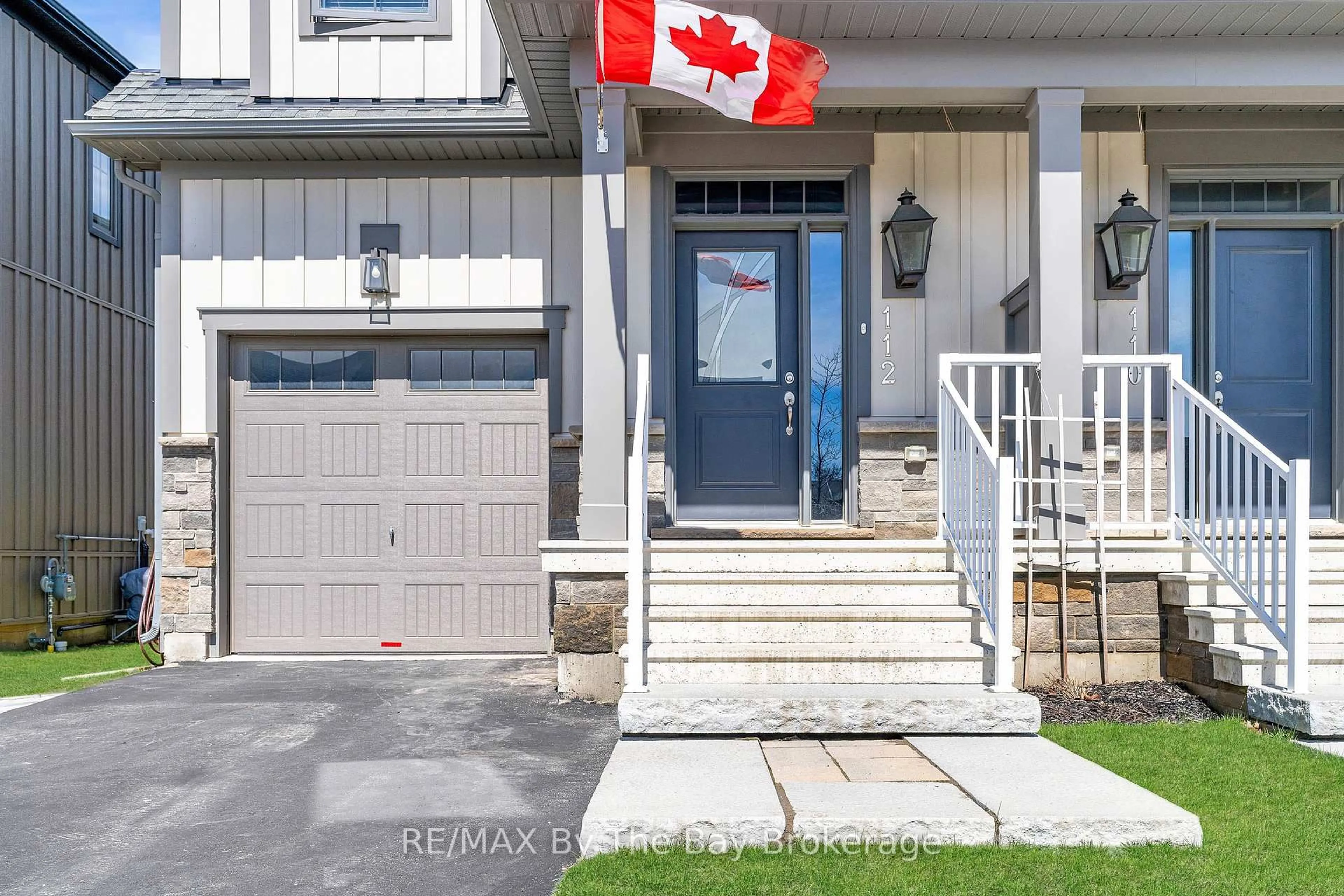Indoor entryway for 112 Sycamore St, Blue Mountains Ontario L9Y 4E2