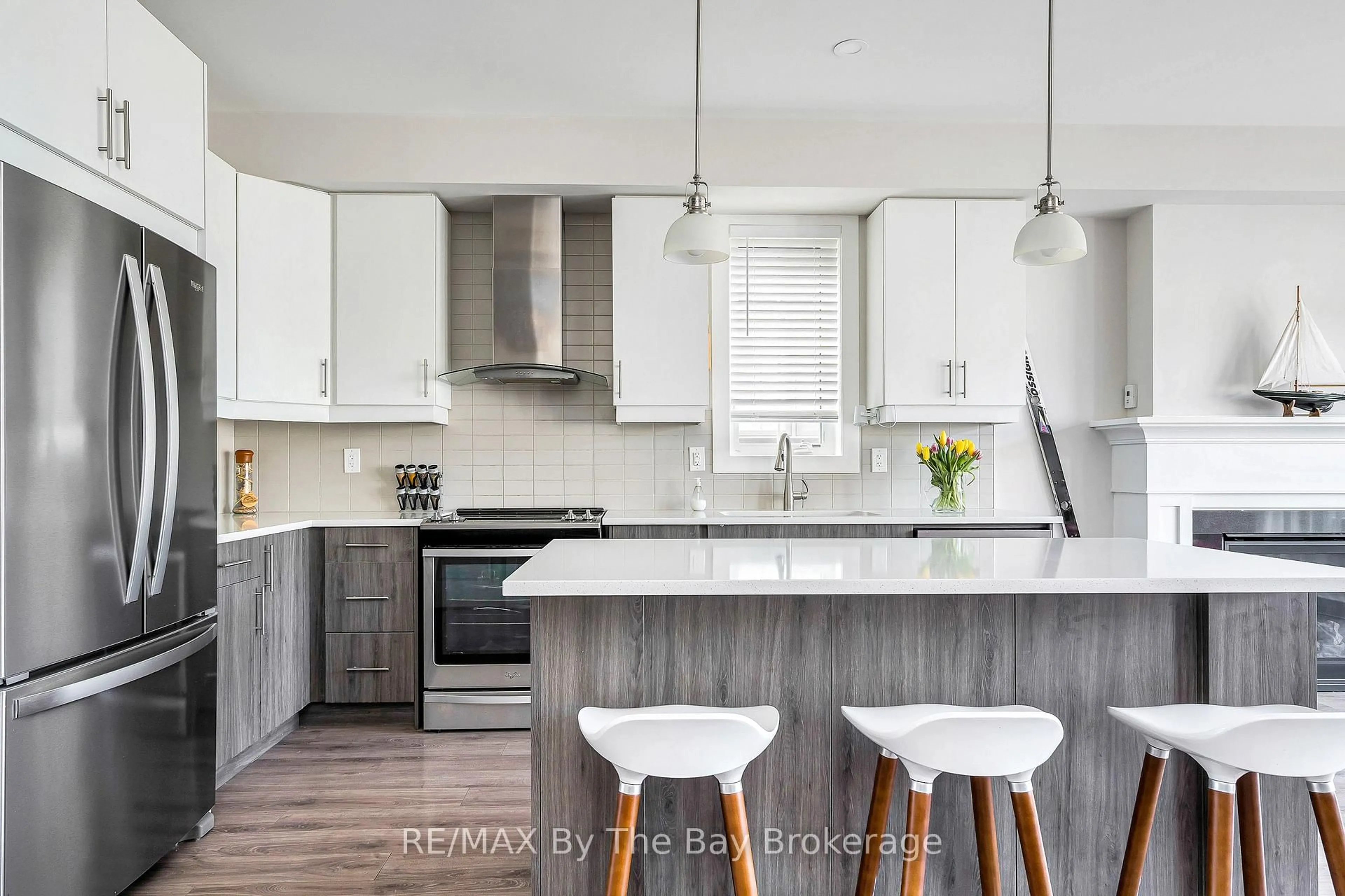 Contemporary kitchen, unknown for 112 Sycamore St, Blue Mountains Ontario L9Y 4E2