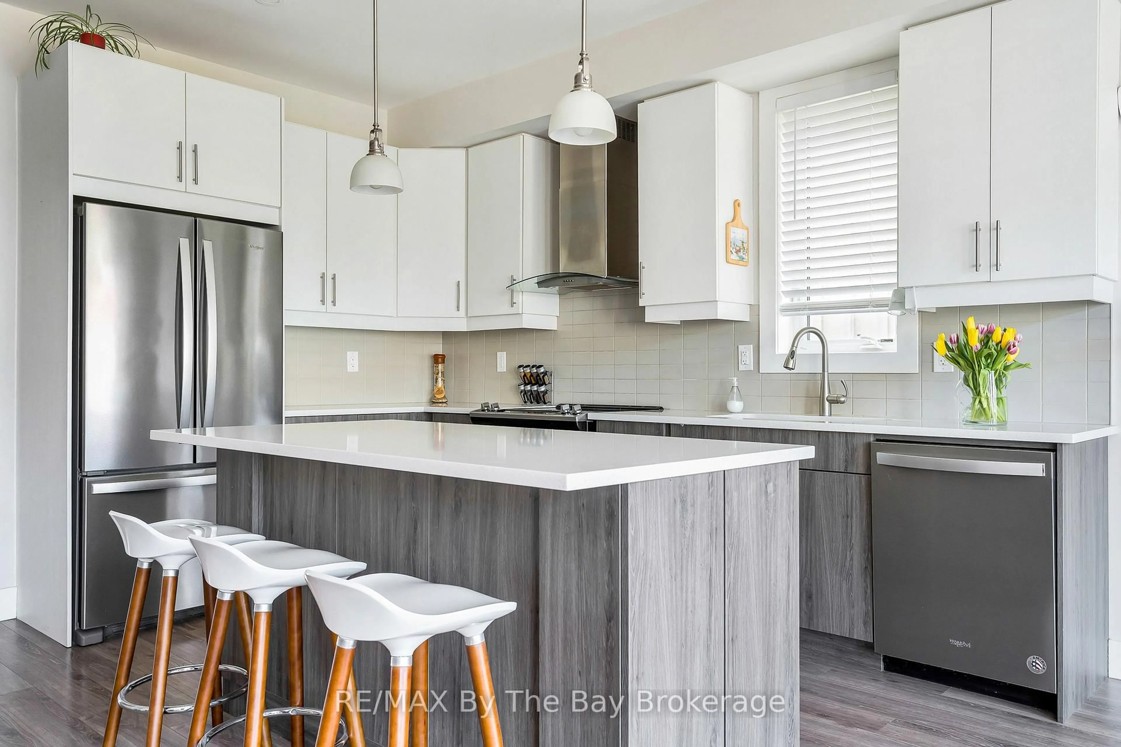 Contemporary kitchen, wood/laminate floor for 112 Sycamore St, Blue Mountains Ontario L9Y 4E2