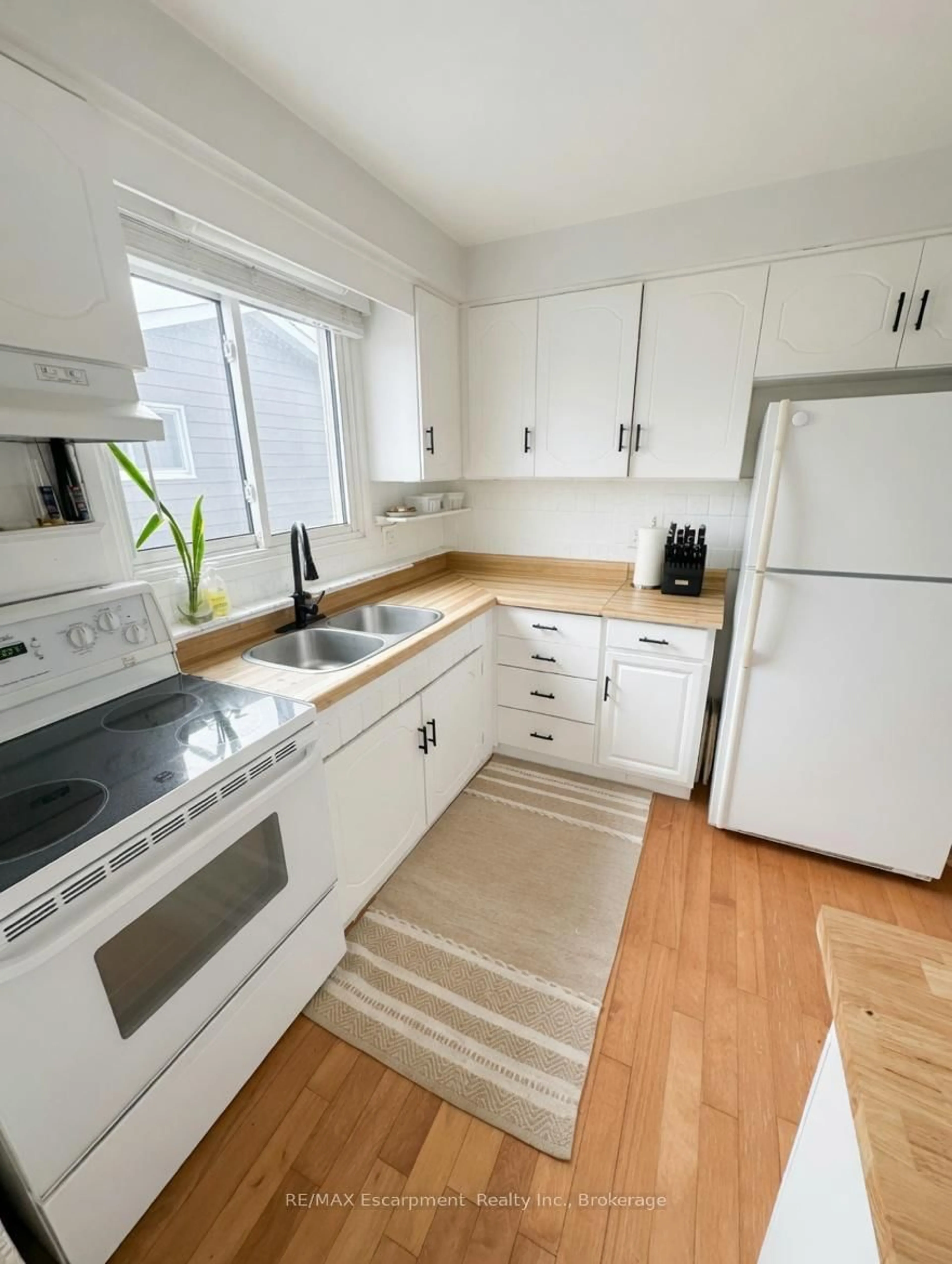 Standard kitchen, unknown for 8383 MUNDARE Cres, Niagara Falls Ontario L2G 7M6