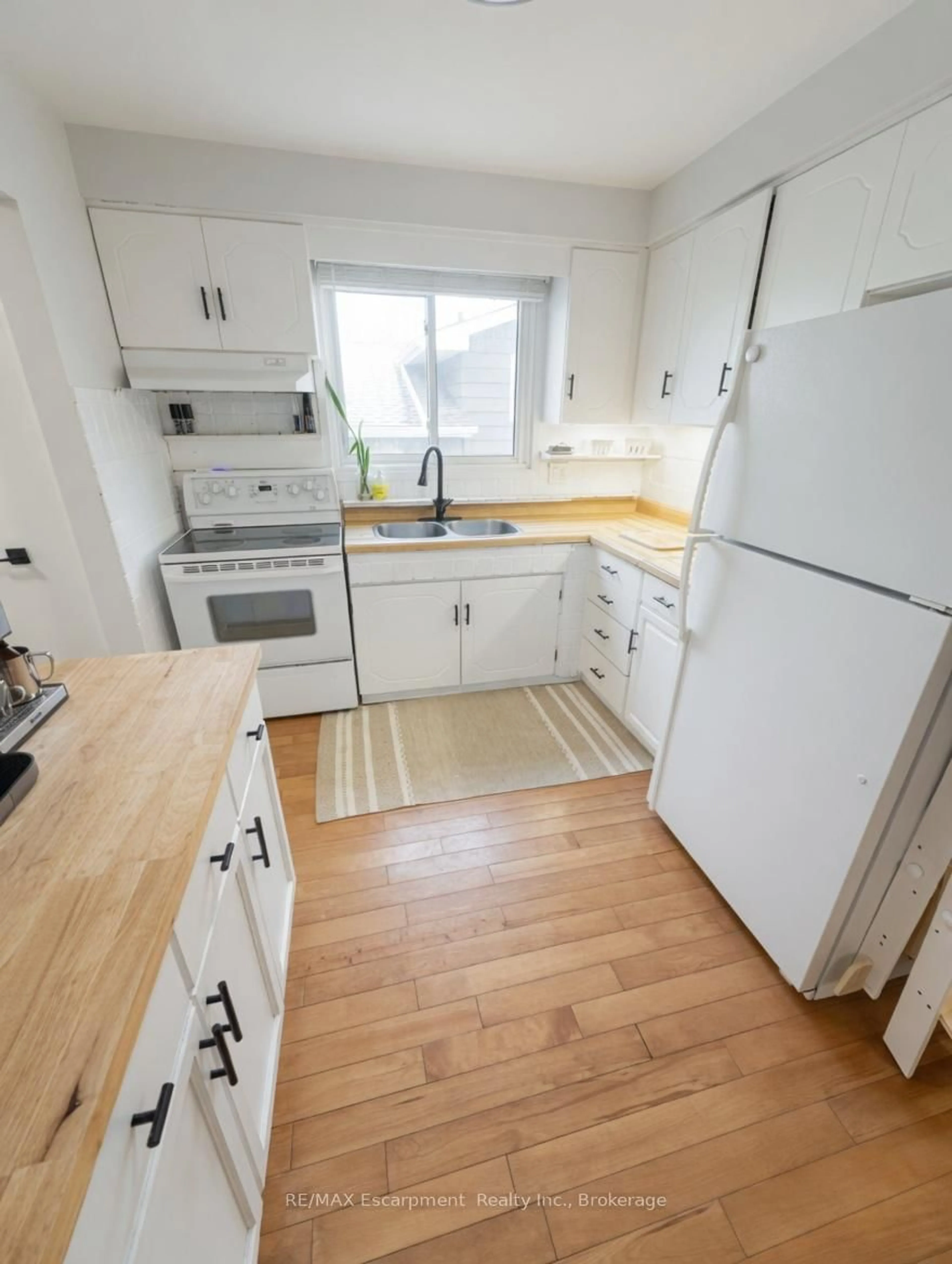 Standard kitchen, wood/laminate floor for 8383 MUNDARE Cres, Niagara Falls Ontario L2G 7M6