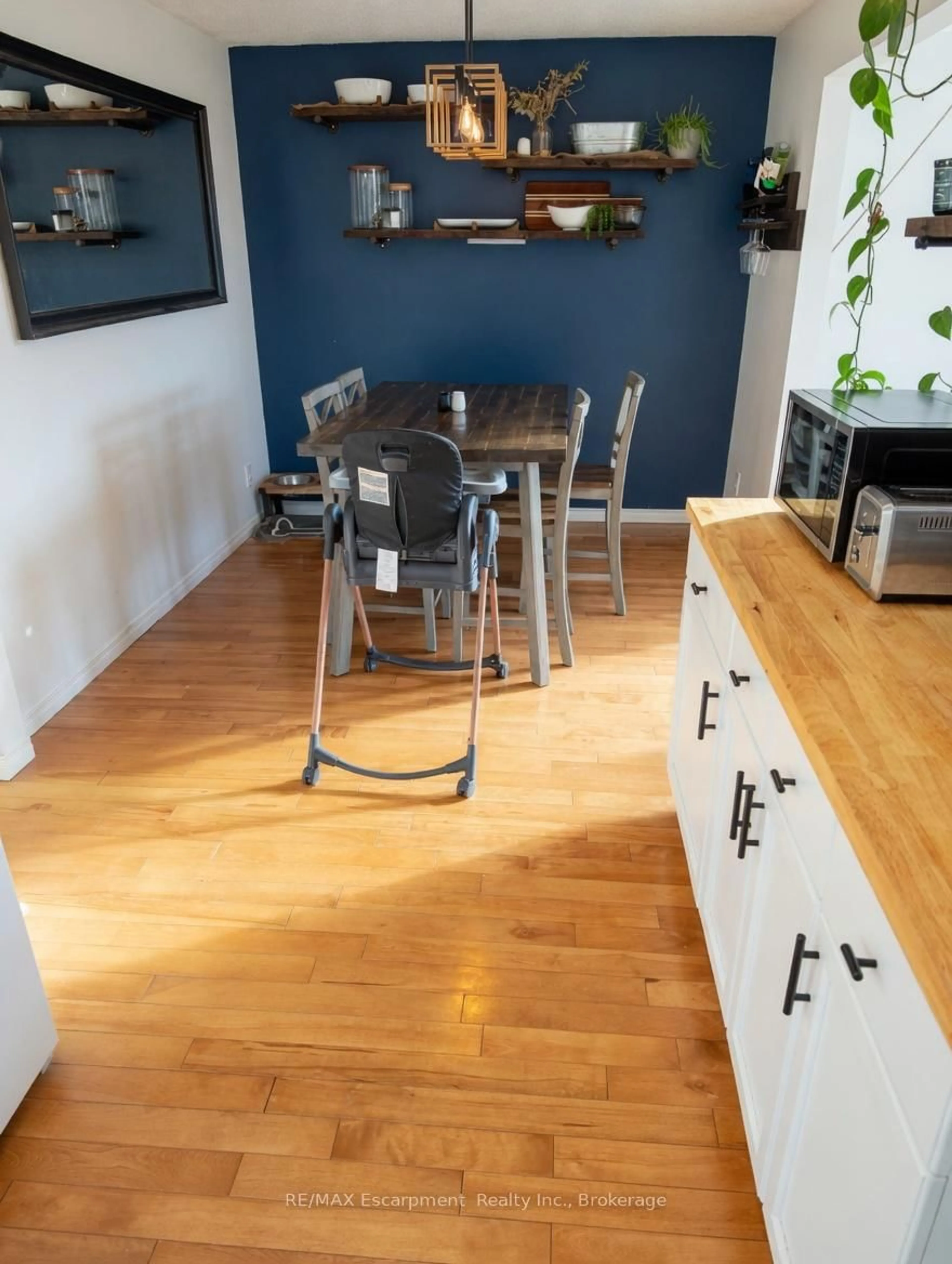 Open concept kitchen, wood/laminate floor for 8383 MUNDARE Cres, Niagara Falls Ontario L2G 7M6