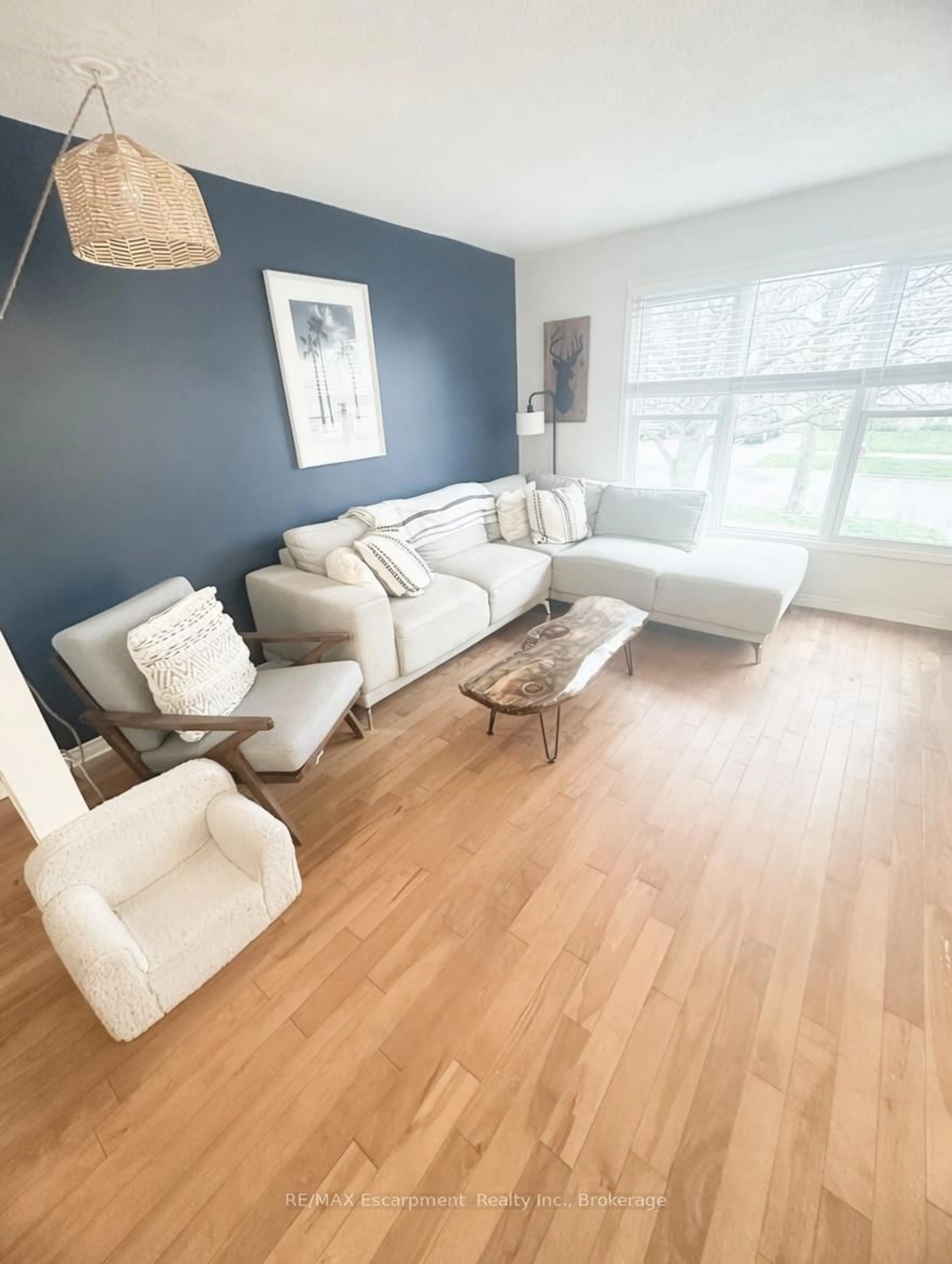 Living room with furniture, wood/laminate floor for 8383 MUNDARE Cres, Niagara Falls Ontario L2G 7M6