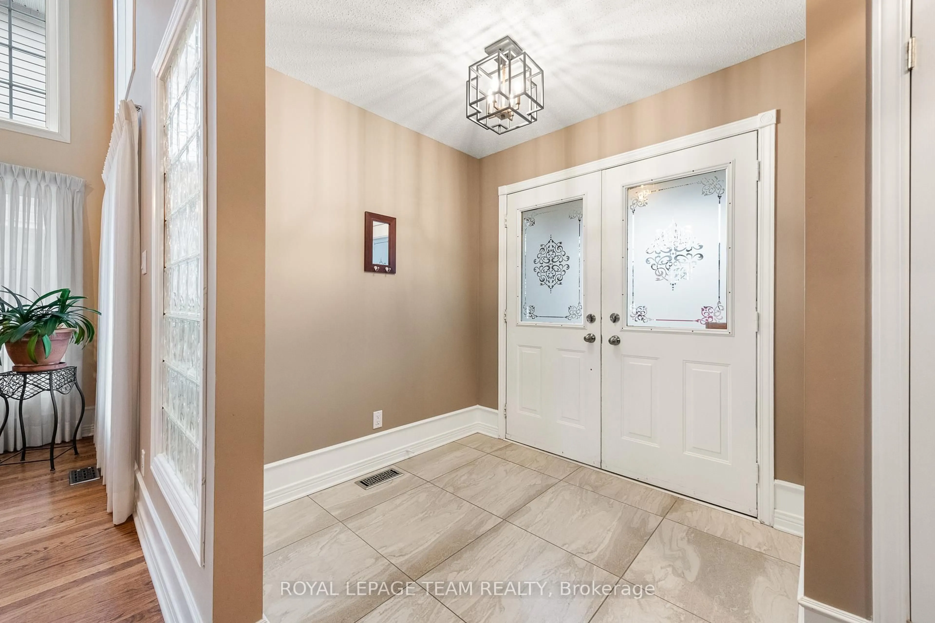 Indoor entryway for 844 Giant Cedars Cres, Ottawa Ontario K1V 1N9