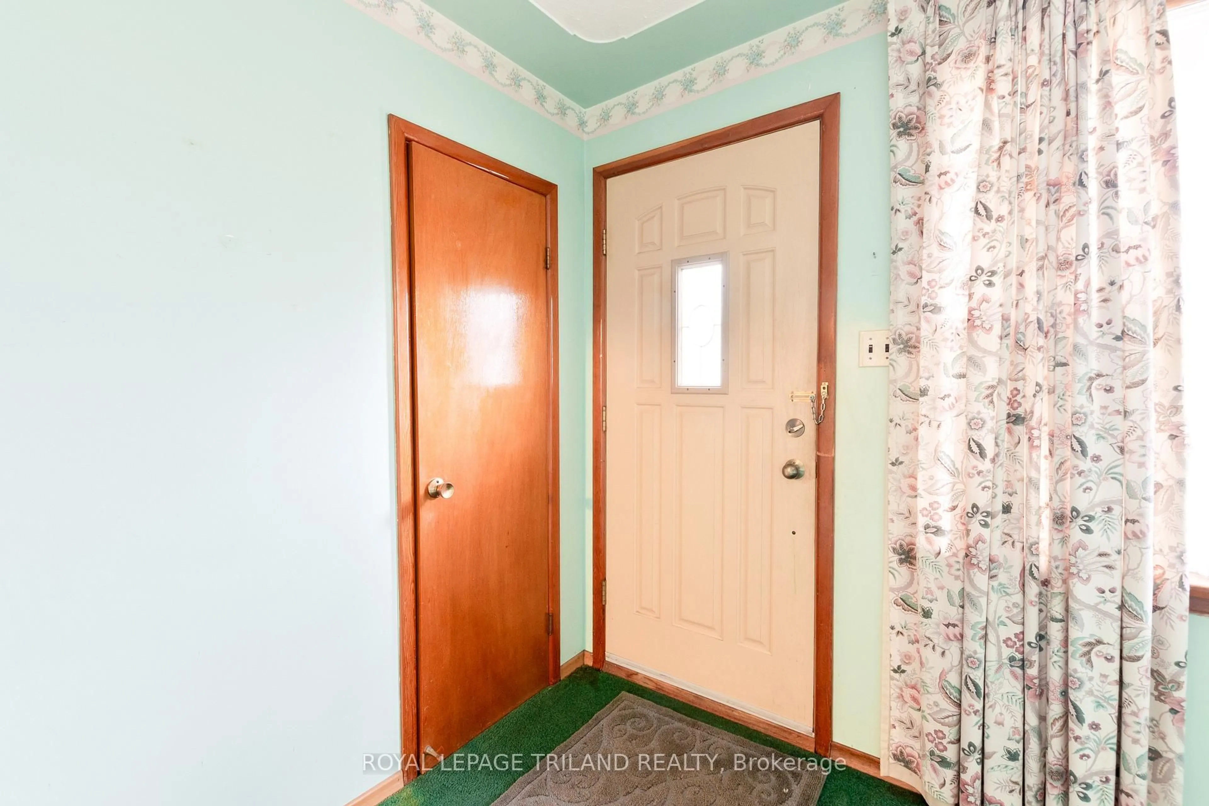 Indoor entryway for 87 Arcadia Cres, London East Ontario N5W 1P5