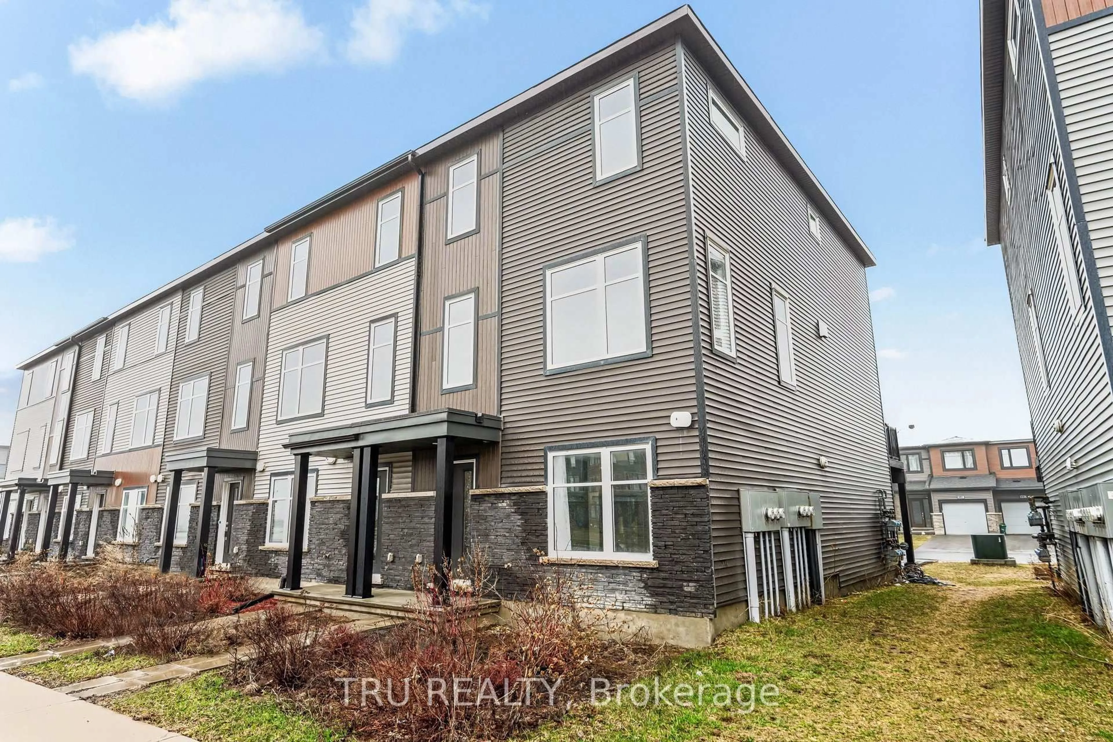 A pic from outside/outdoor area/front of a property/back of a property/a pic from drone, street for 1119 Speedvale Crt, Kanata Ontario K2T 0P5