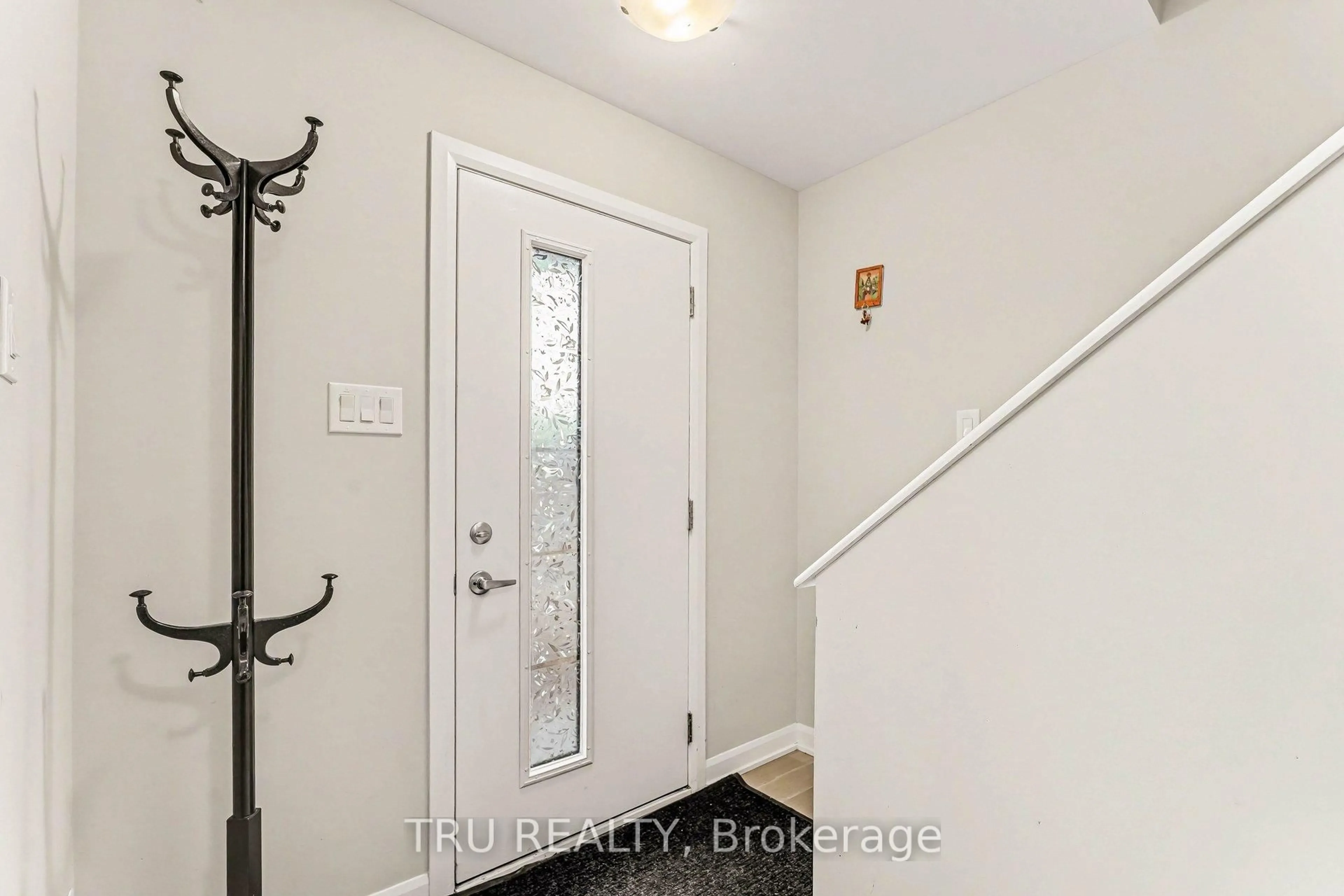 Indoor entryway for 1119 Speedvale Crt, Kanata Ontario K2T 0P5