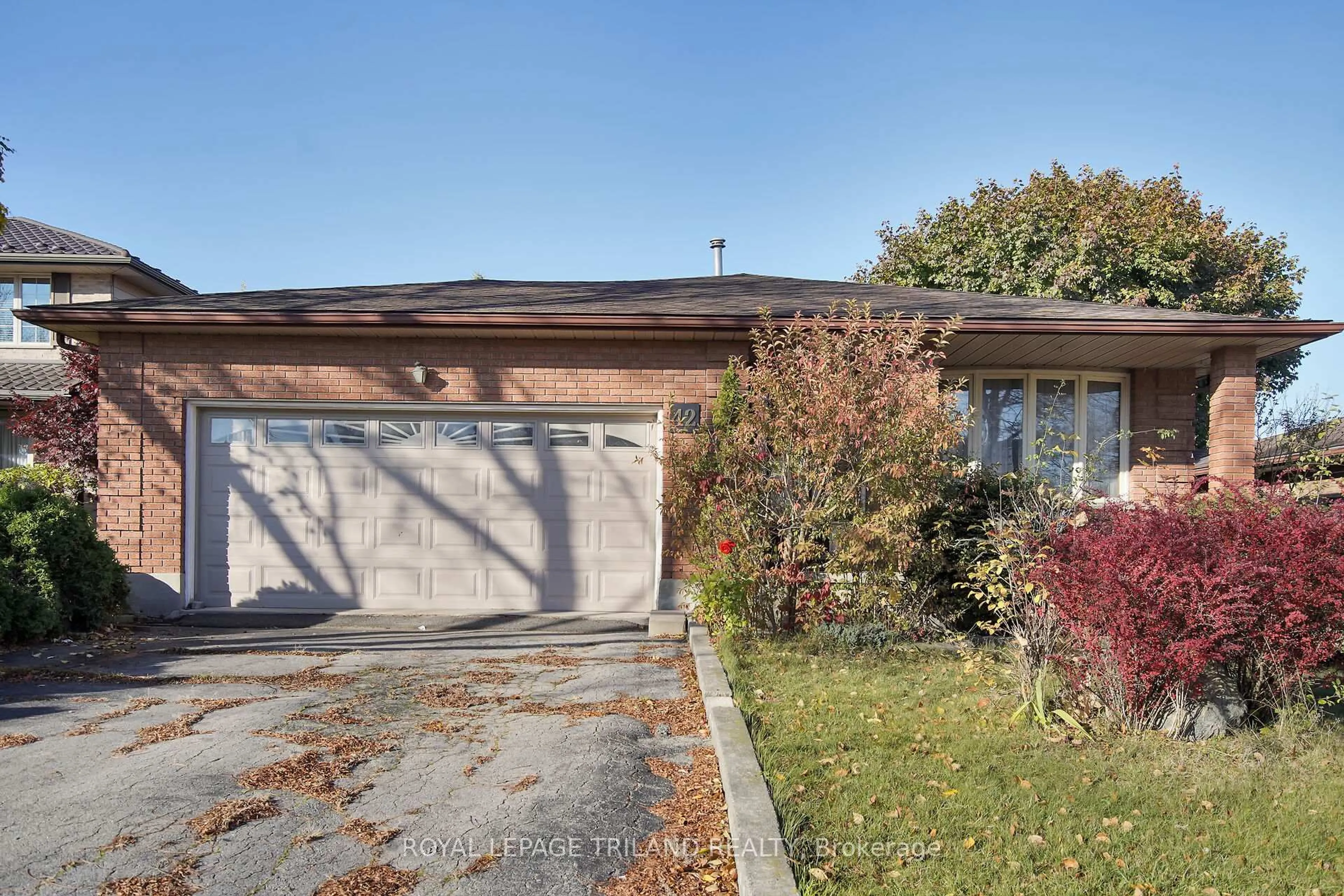A pic from outside/outdoor area/front of a property/back of a property/a pic from drone, street for 42 Applegreen Grve, London South Ontario N6J 4K4