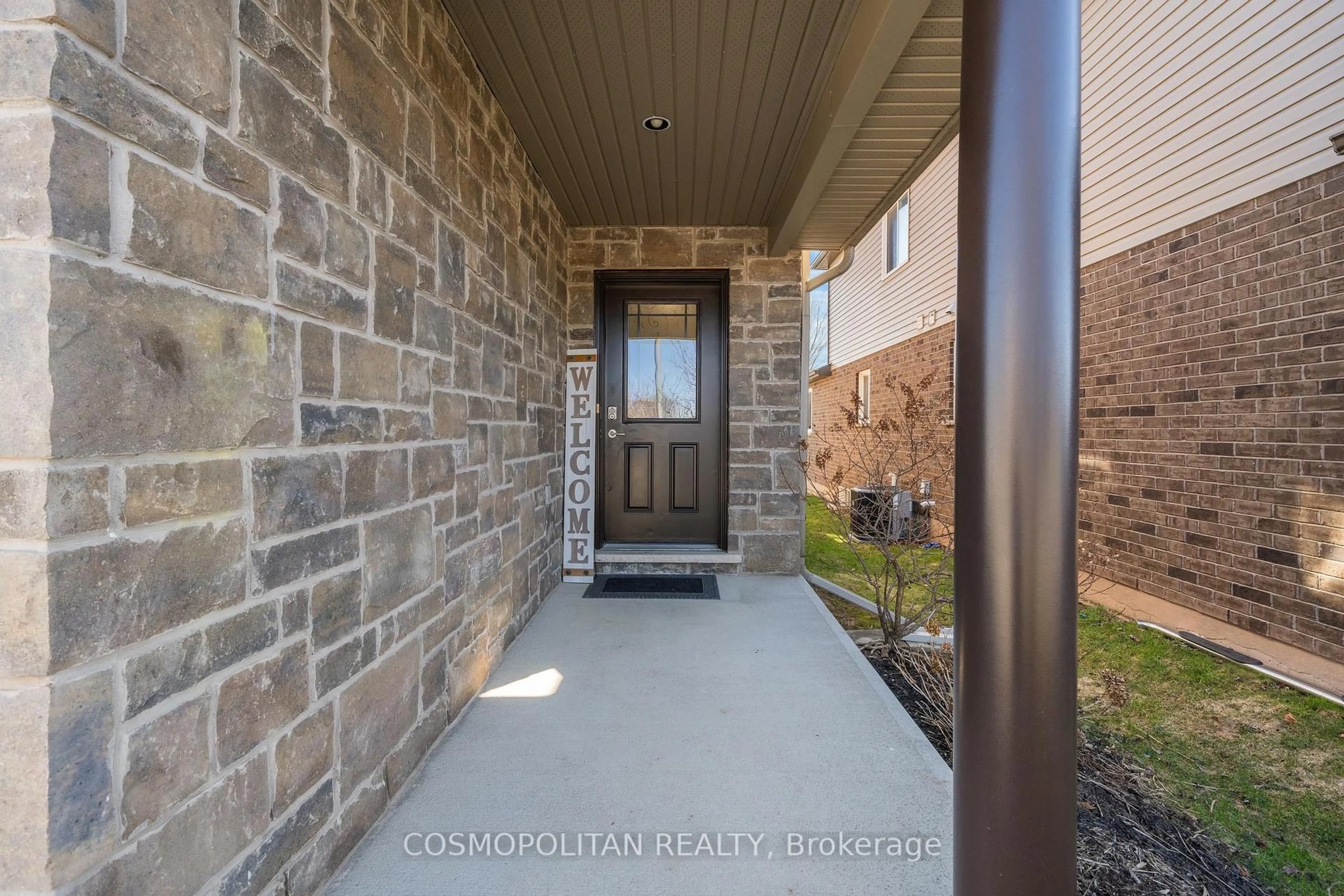Indoor entryway for 8396 Glavcic Dr, Niagara Falls Ontario L2H 0B4