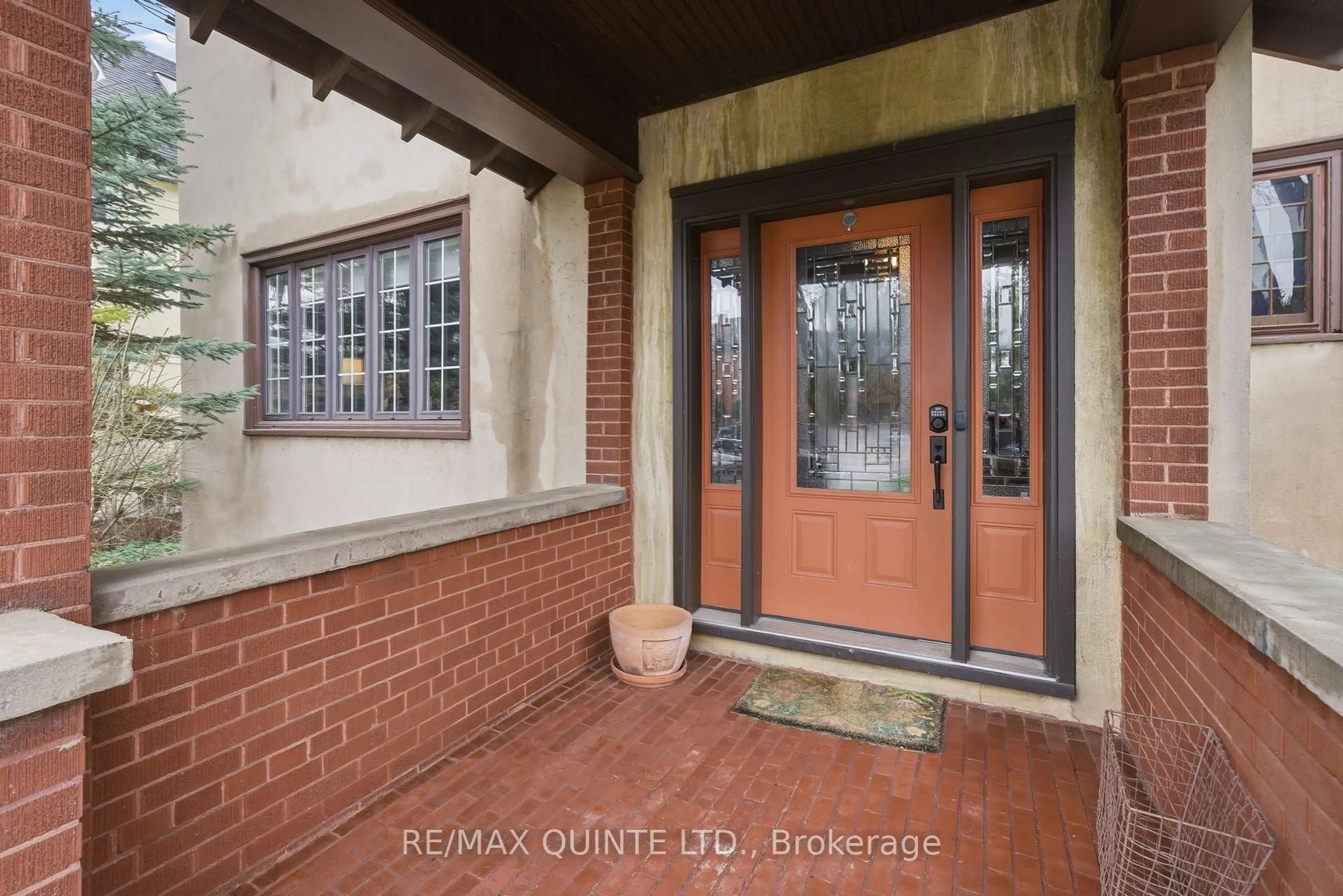 Indoor entryway for 42 Queen St, Belleville Ontario K8N 1T5