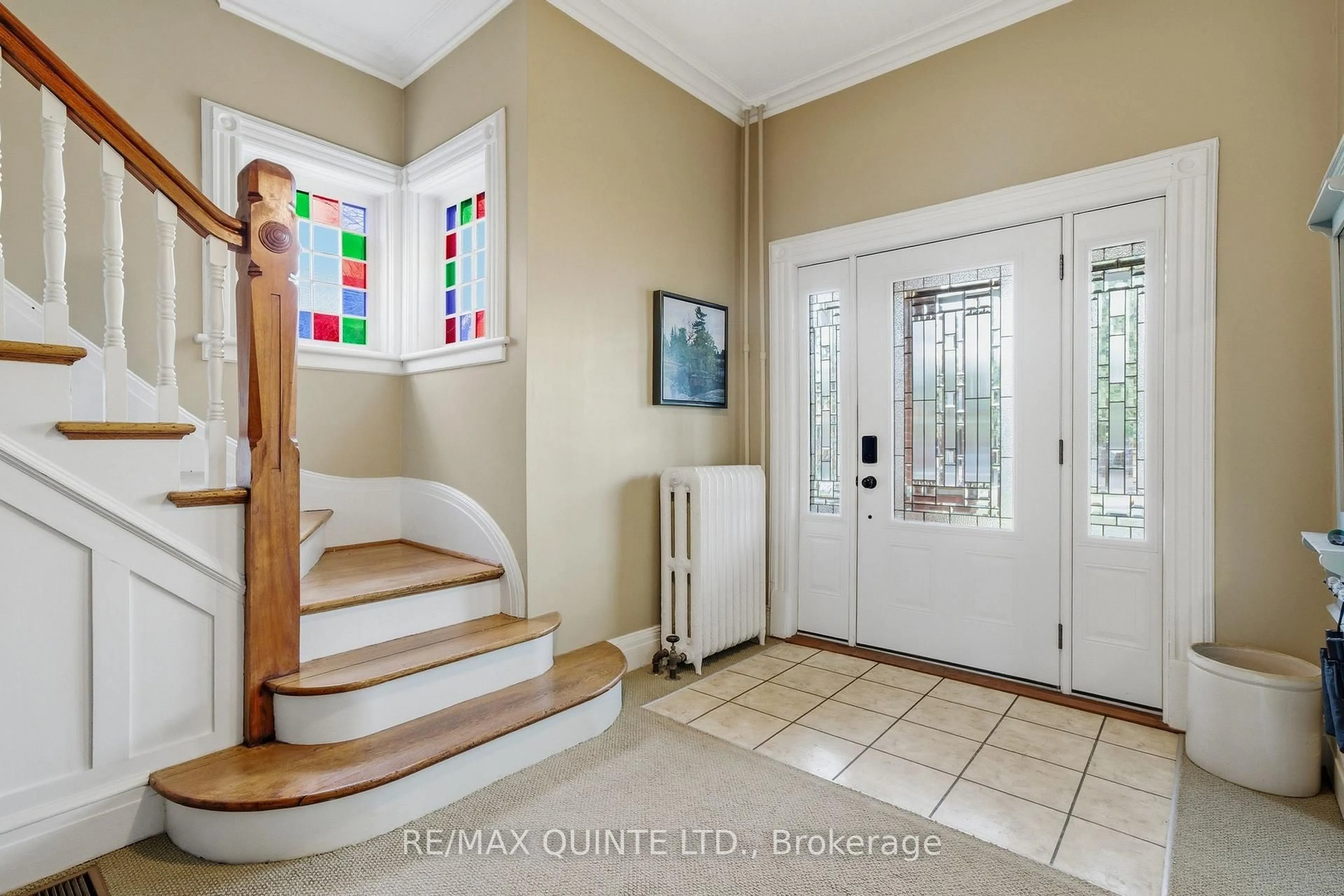 Indoor entryway for 42 Queen St, Belleville Ontario K8N 1T5