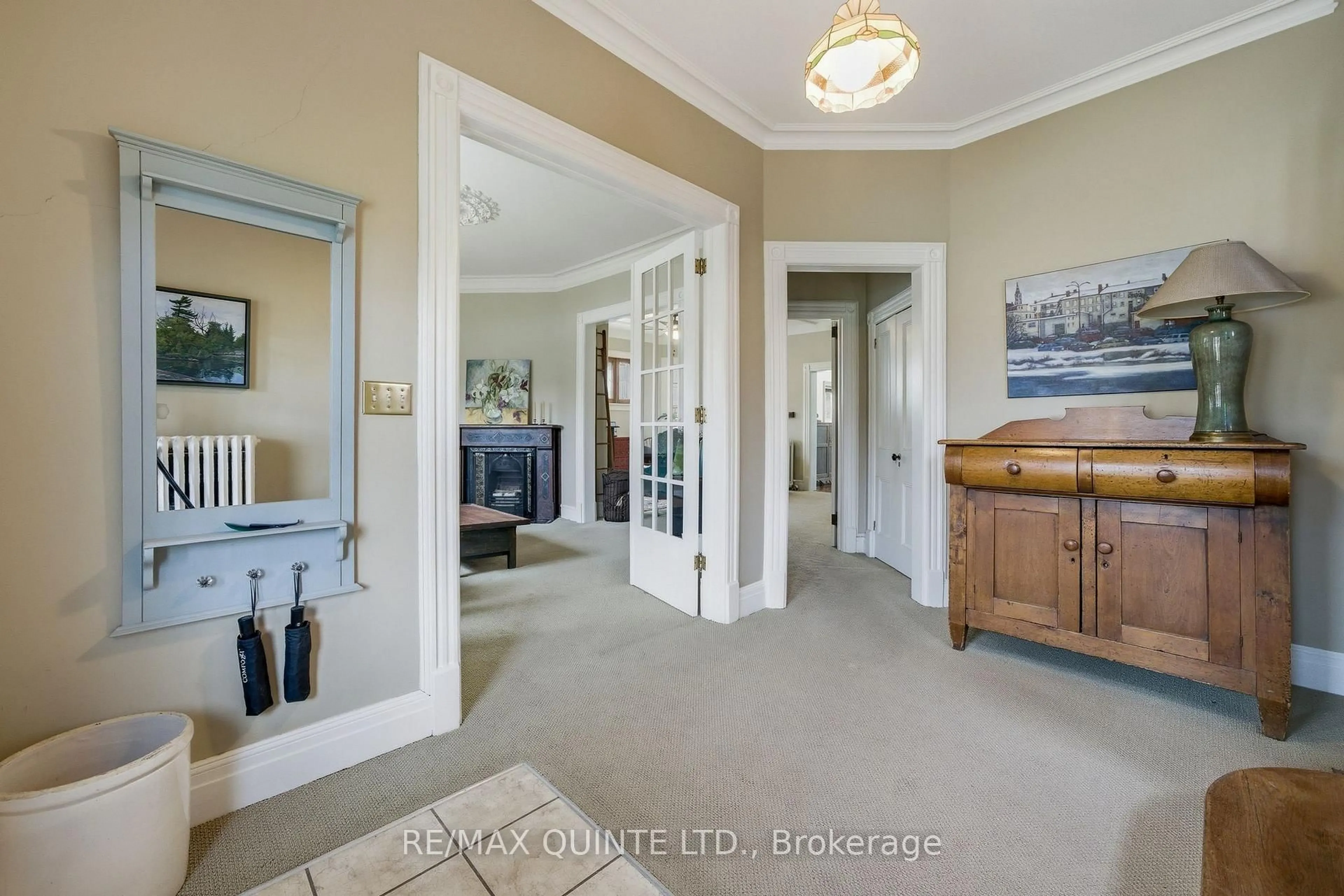 Indoor foyer for 42 Queen St, Belleville Ontario K8N 1T5