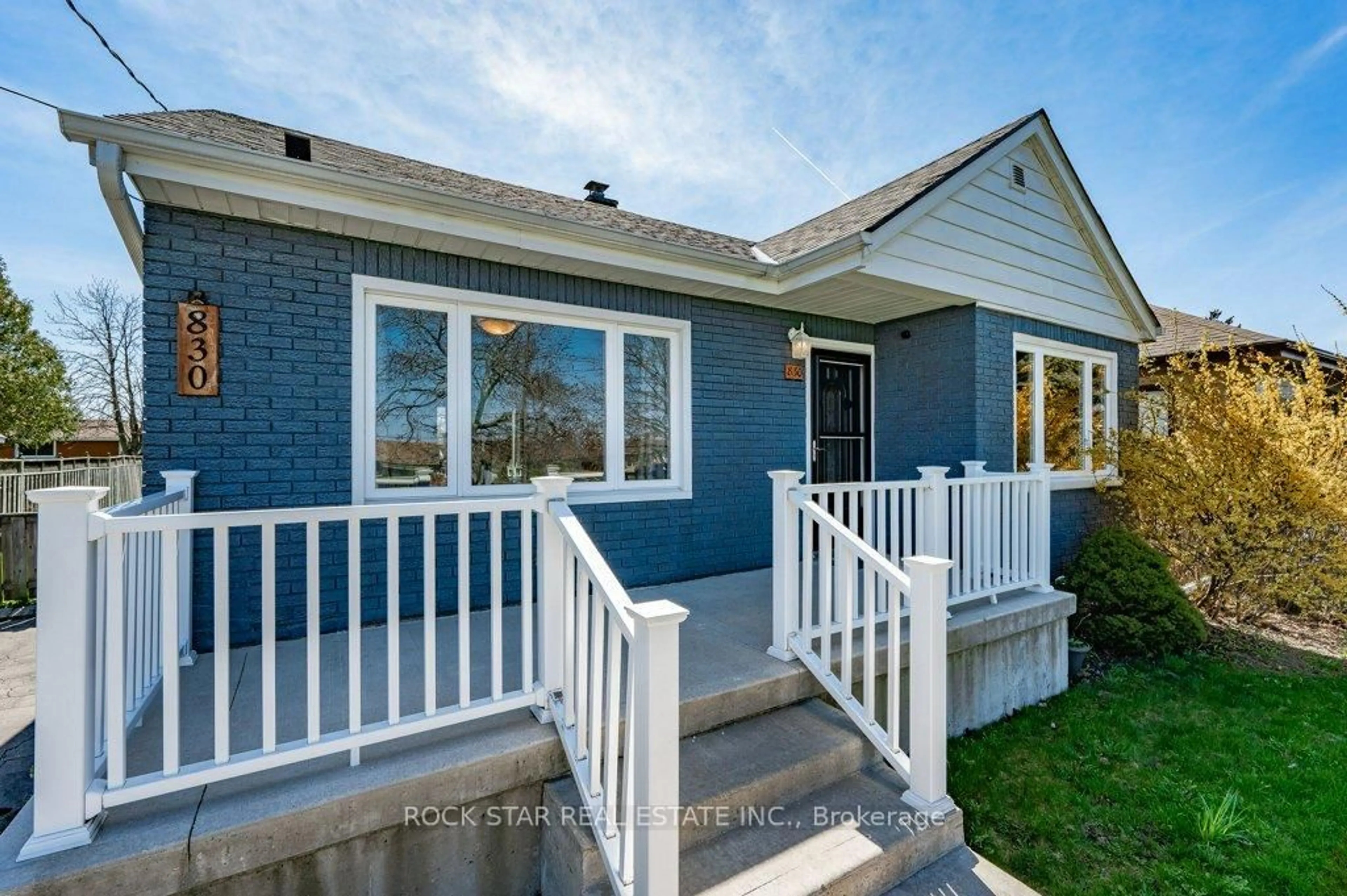 Home with vinyl exterior material, street for 830 Mohawk Rd, Hamilton Ontario L8T 2R5