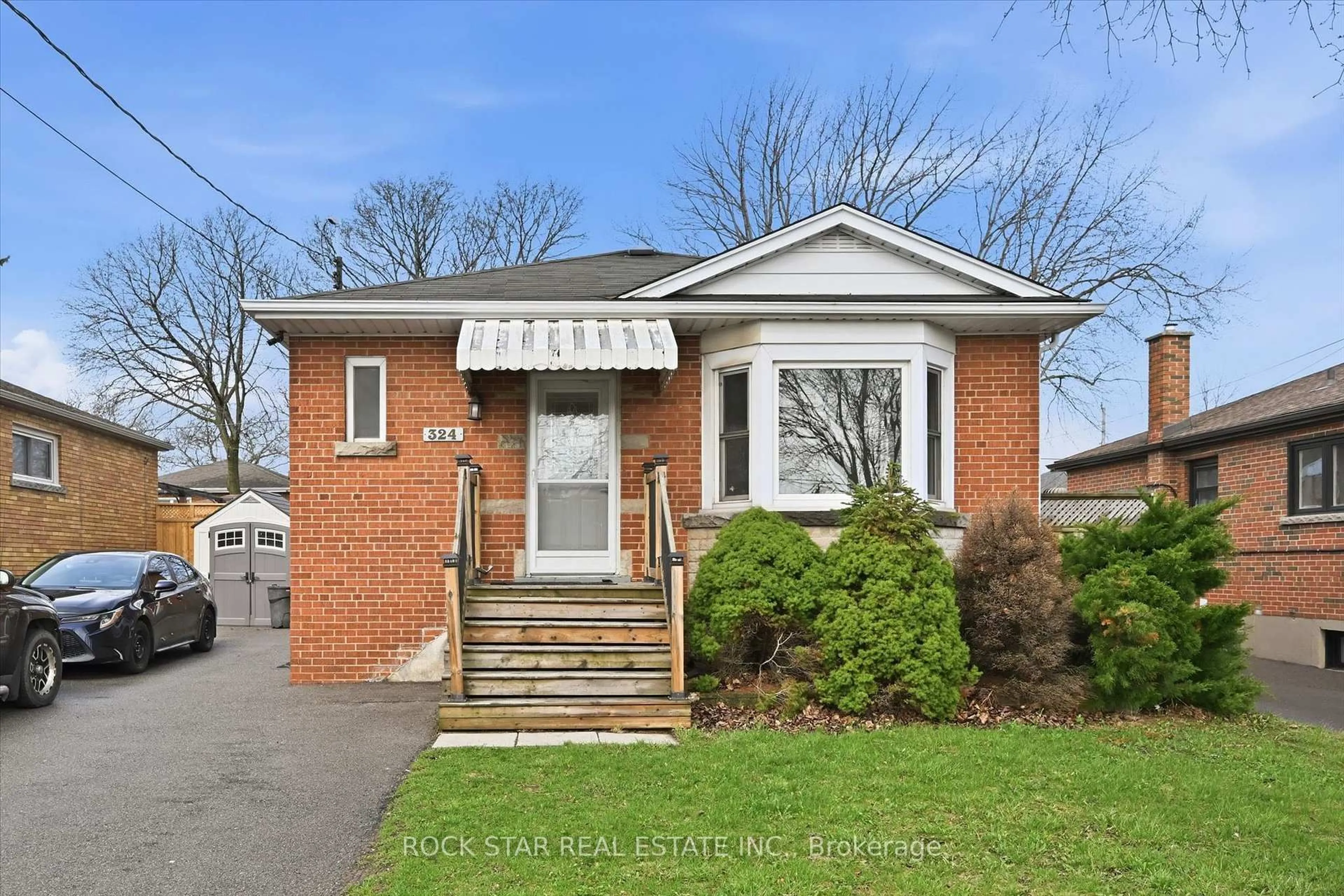 Home with brick exterior material, street for 324 East 33rd St, Hamilton Ontario L8V 3T8