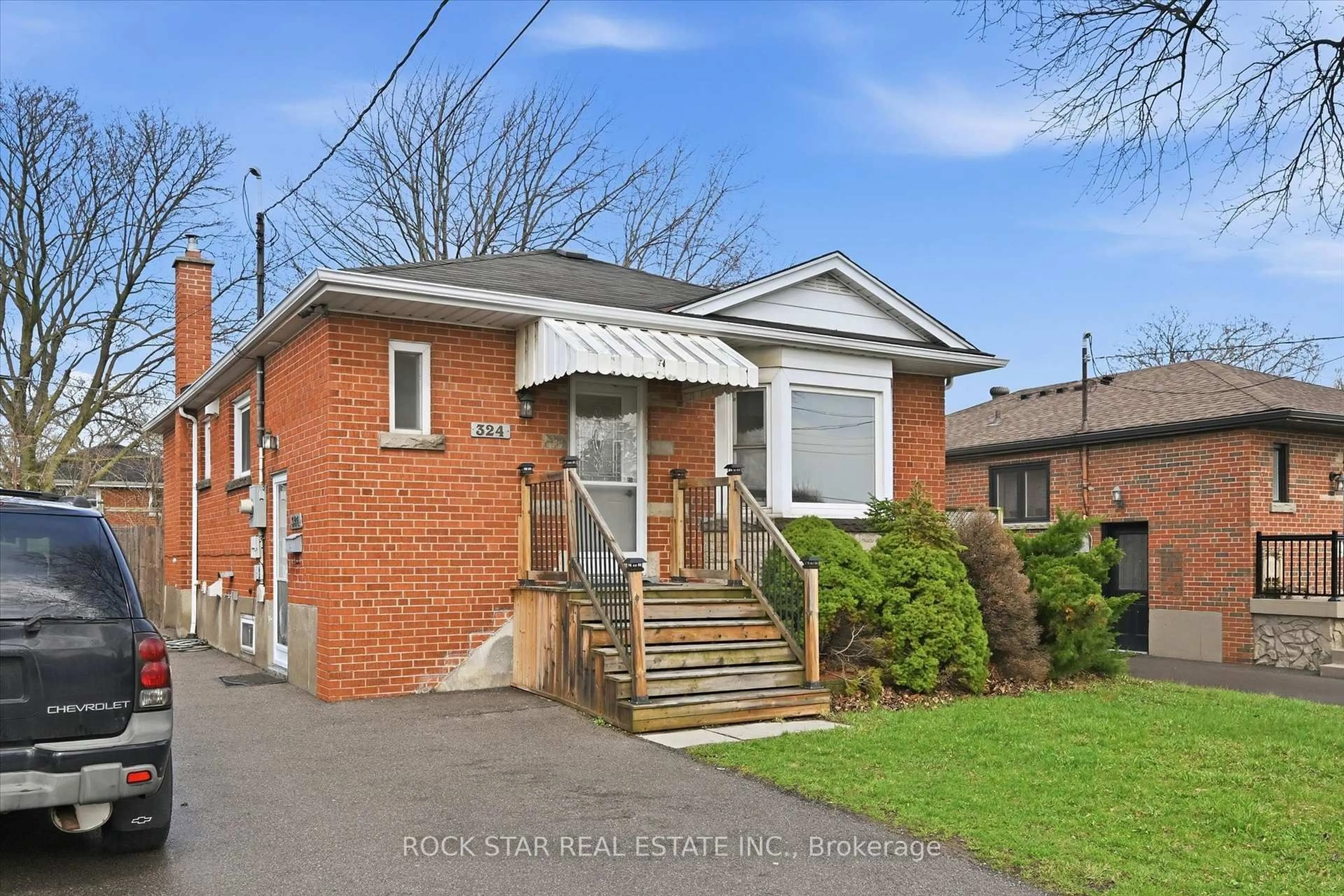 Home with brick exterior material, street for 324 East 33rd St, Hamilton Ontario L8V 3T8