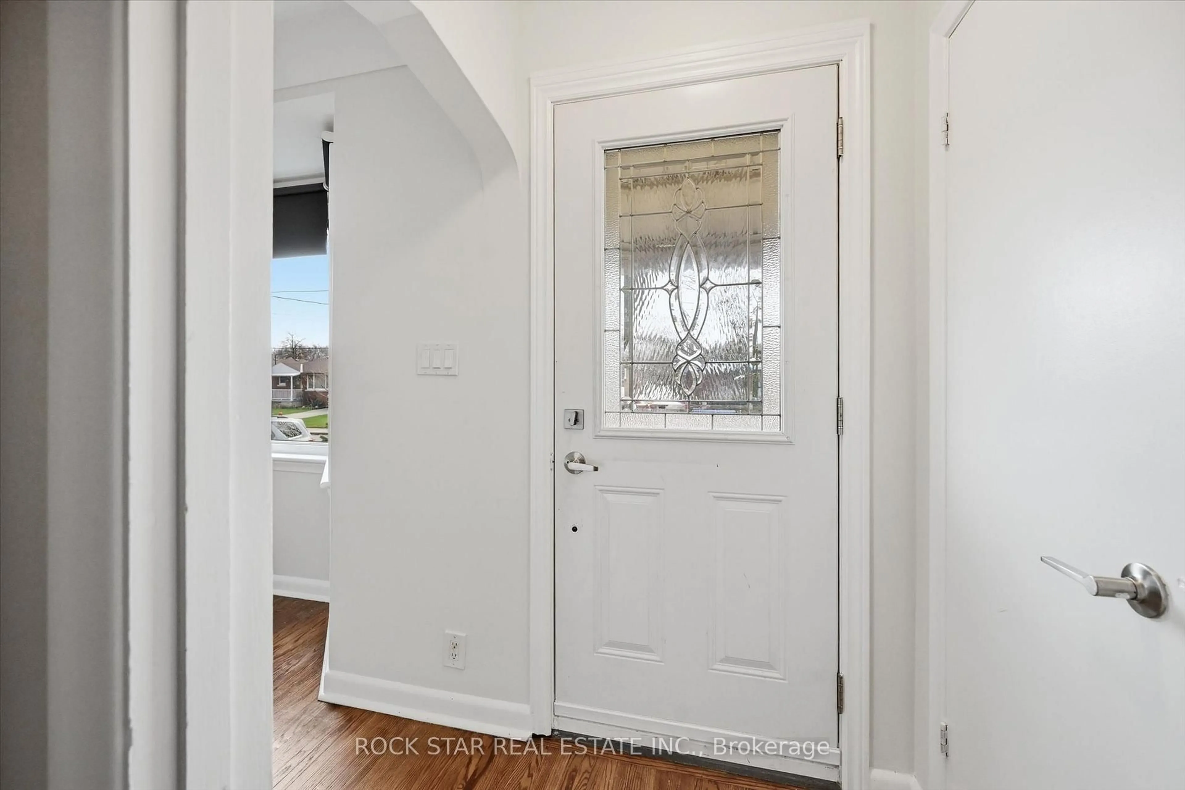 Indoor entryway for 324 East 33rd St, Hamilton Ontario L8V 3T8