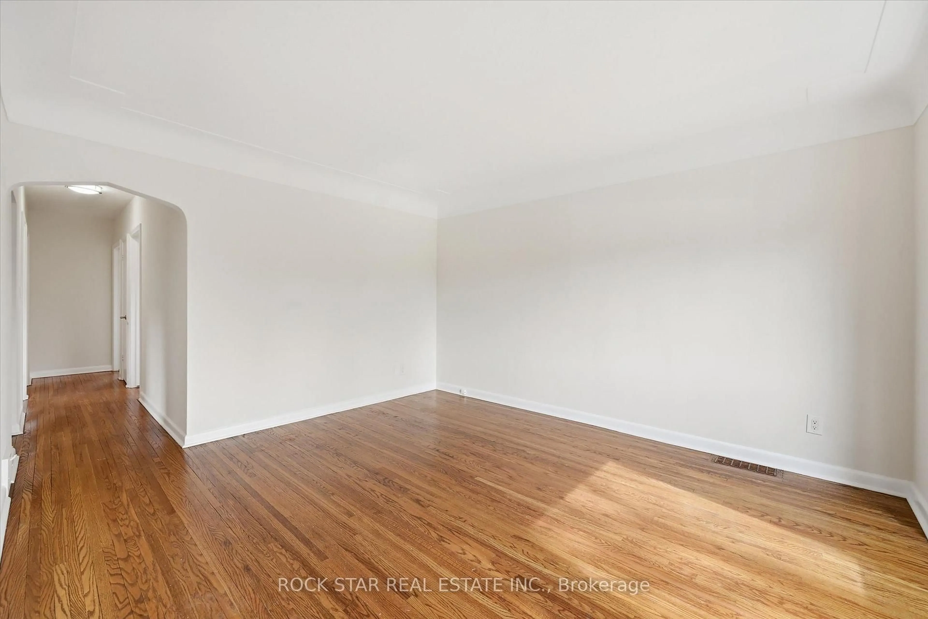 A pic of a room for 324 East 33rd St, Hamilton Ontario L8V 3T8