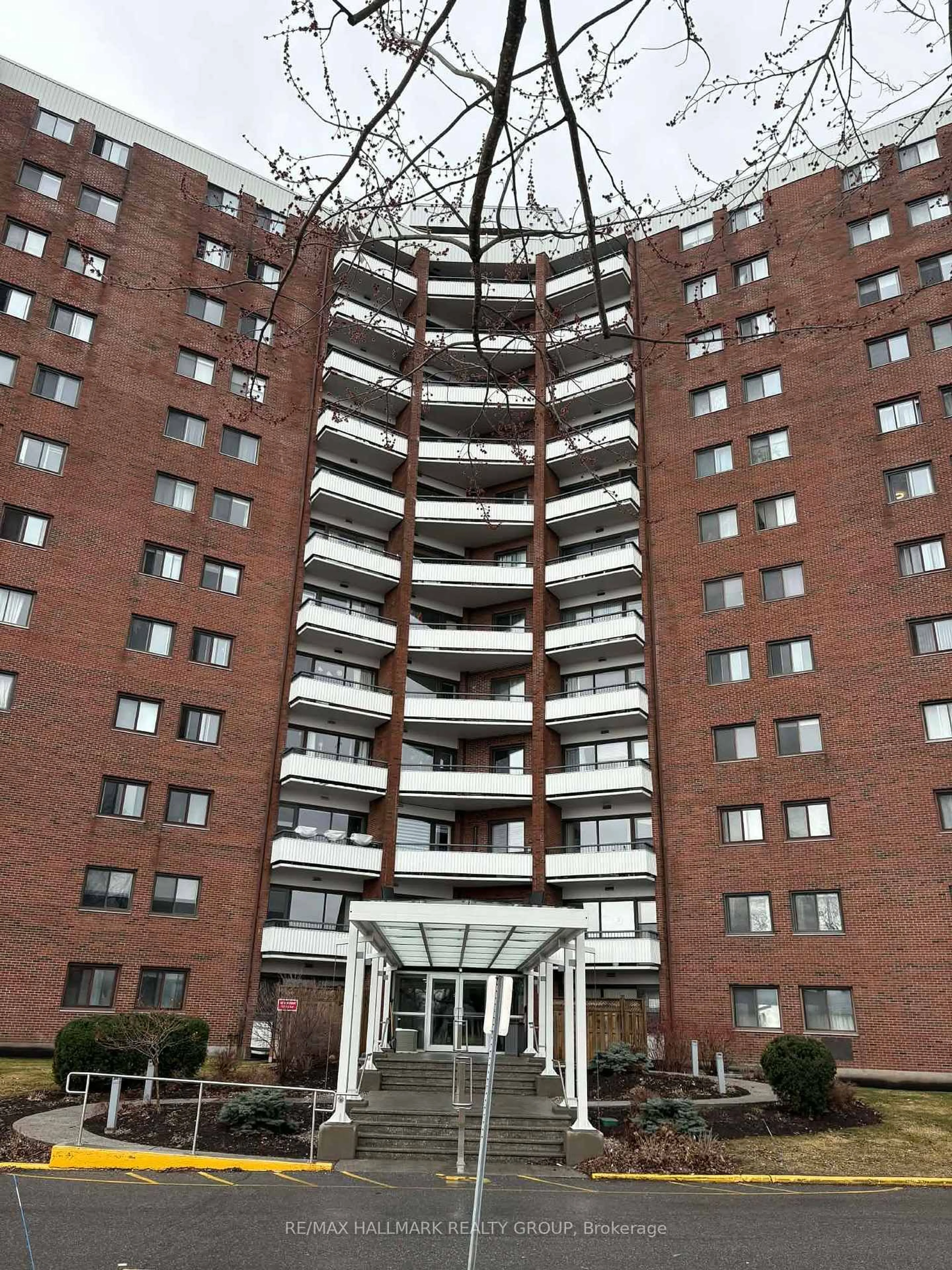 Indoor foyer for 20 Chesterton Dr #1217, Ottawa Ontario K2E 6Z7