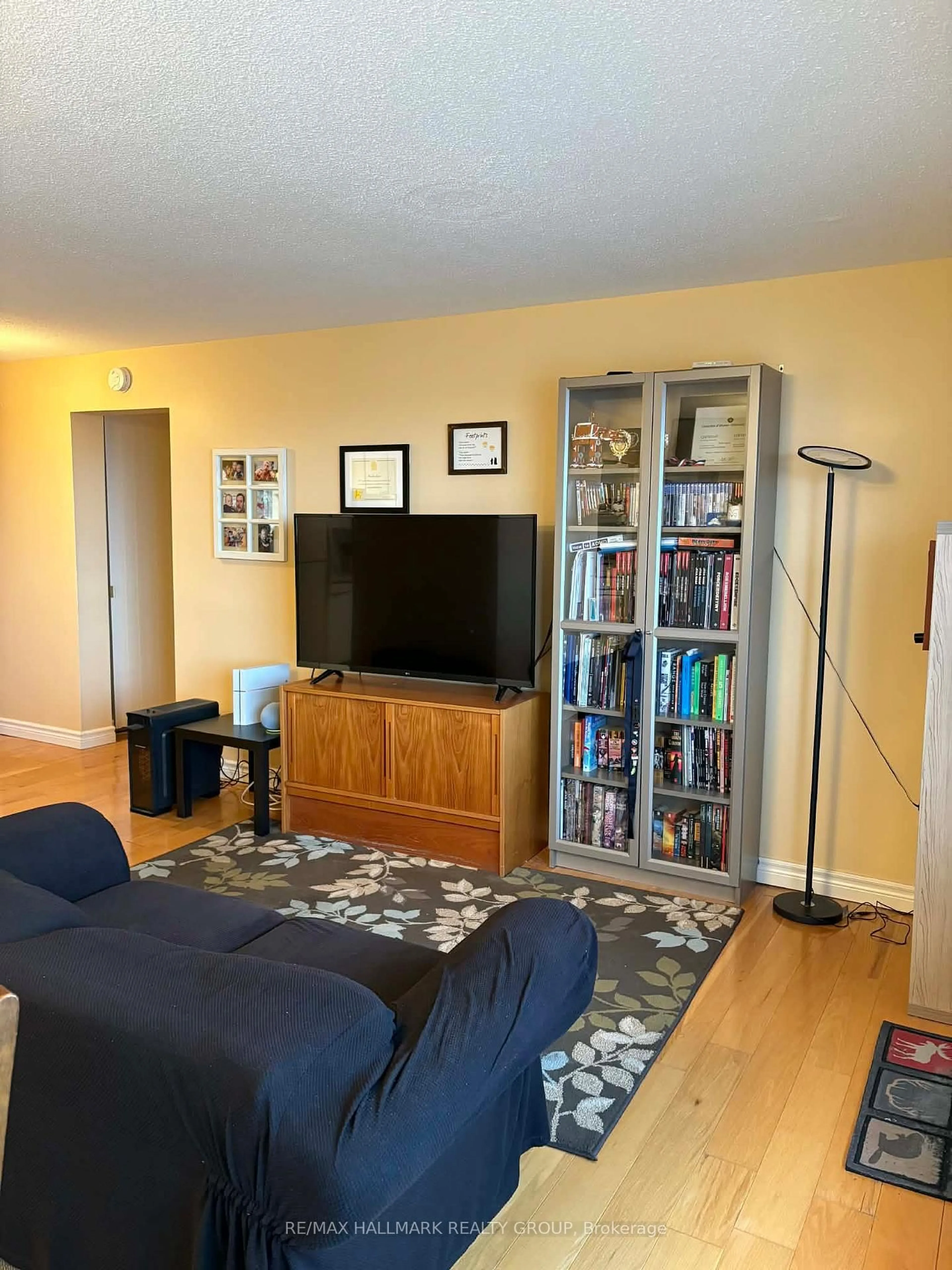Living room with furniture, wood/laminate floor for 20 Chesterton Dr #1217, Ottawa Ontario K2E 6Z7
