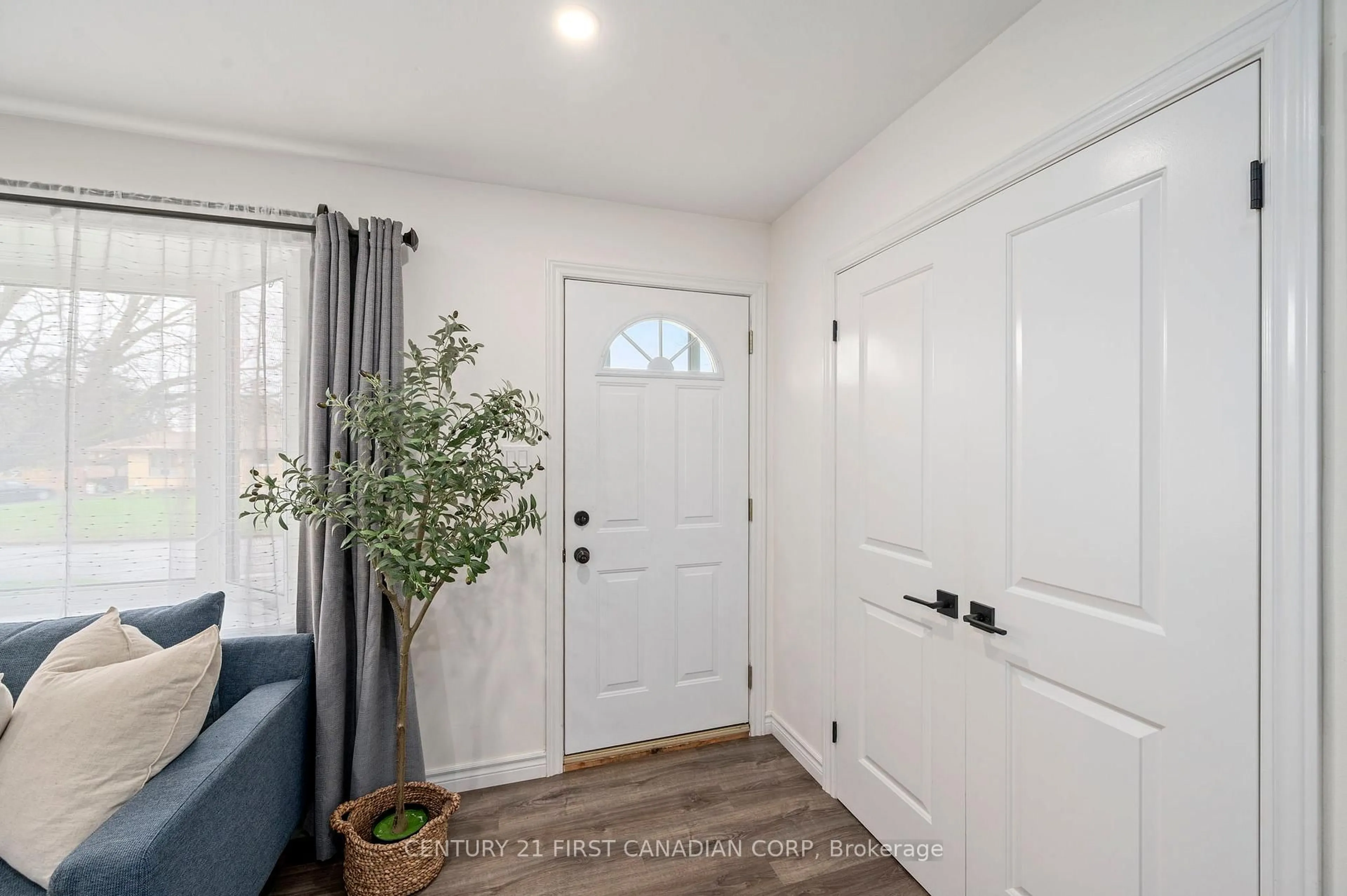 Indoor entryway for 6 Breton Park Cres, London East Ontario N5W 1N1