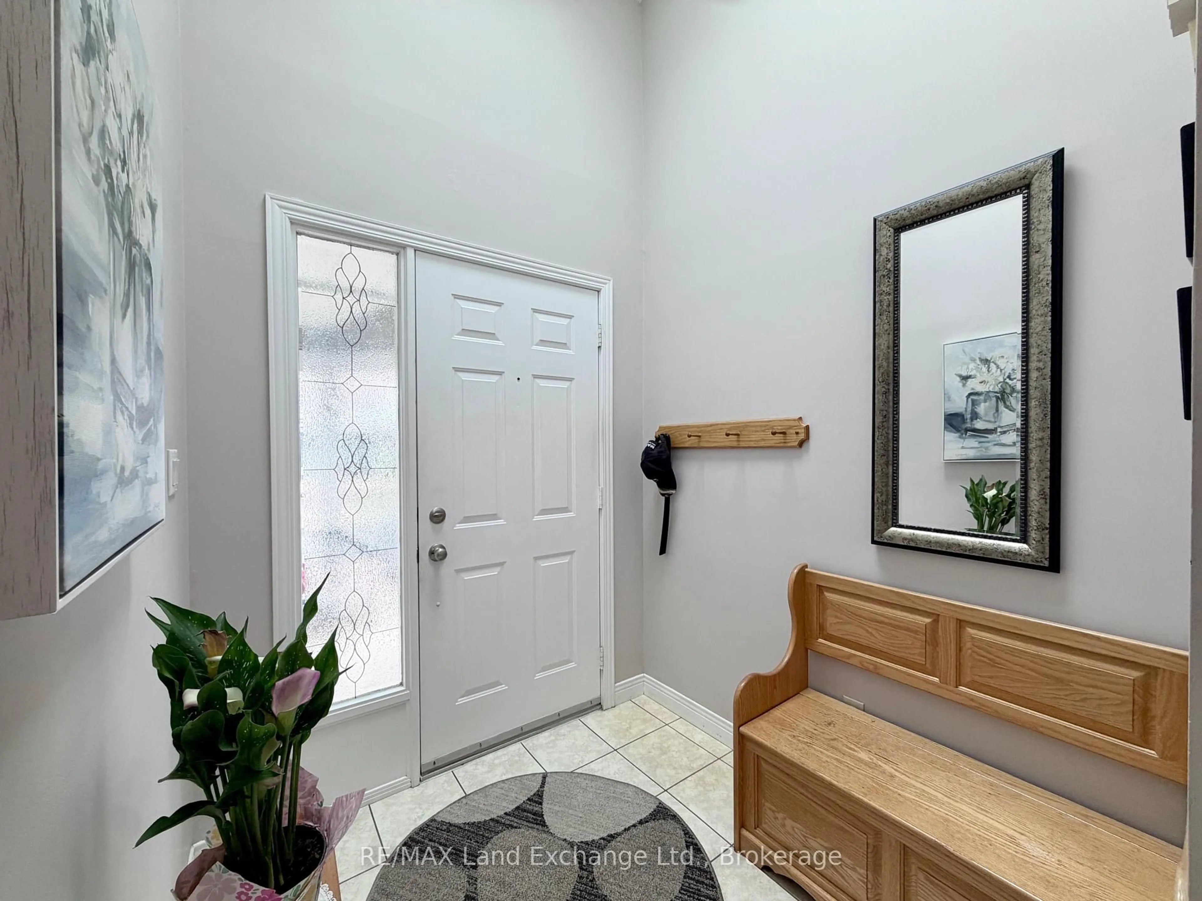 Indoor entryway for 914 Arlington St #30, Saugeen Shores Ontario N0H 2C4