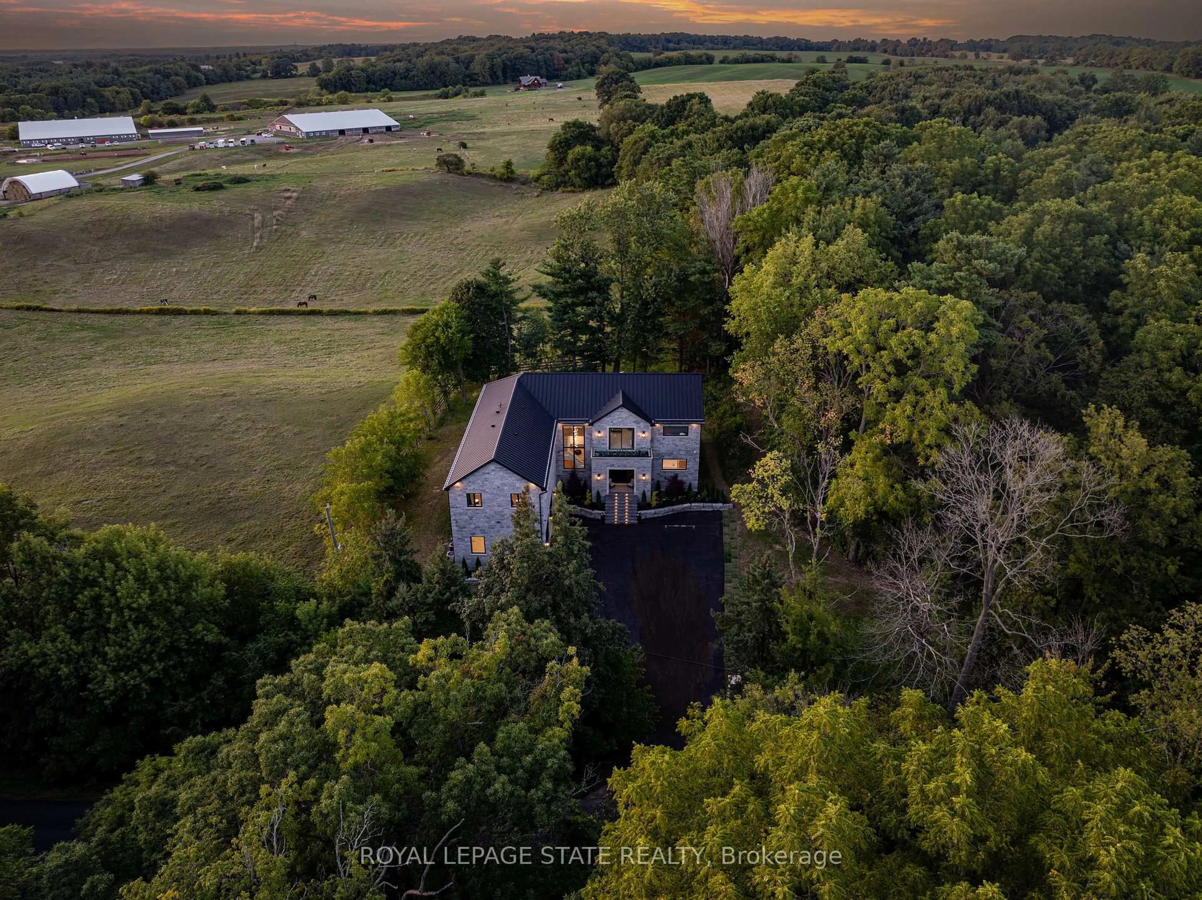 A pic from outside/outdoor area/front of a property/back of a property/a pic from drone, building for 1067 Jerseyville Rd, Hamilton Ontario L0R 1R0