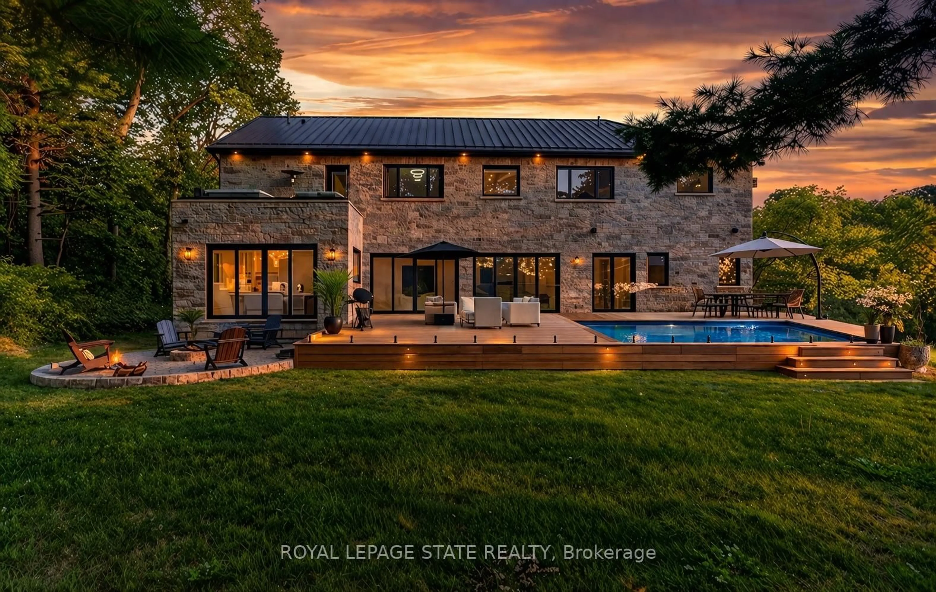 A pic from outside/outdoor area/front of a property/back of a property/a pic from drone, street for 1067 Jerseyville Rd, Hamilton Ontario L0R 1R0