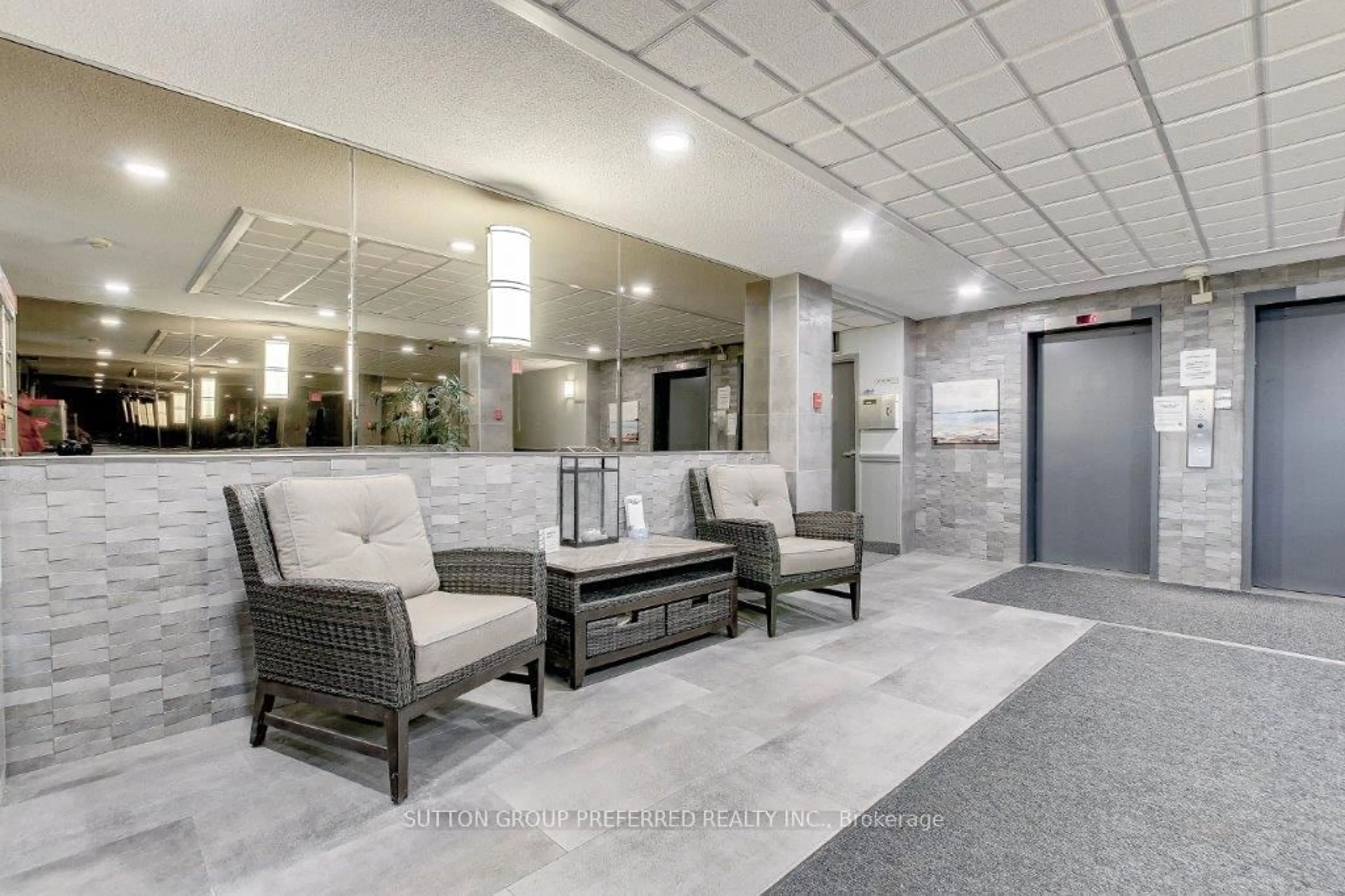 Lobby for 1600 Adelaide St #605, London North Ontario N5X 3H6