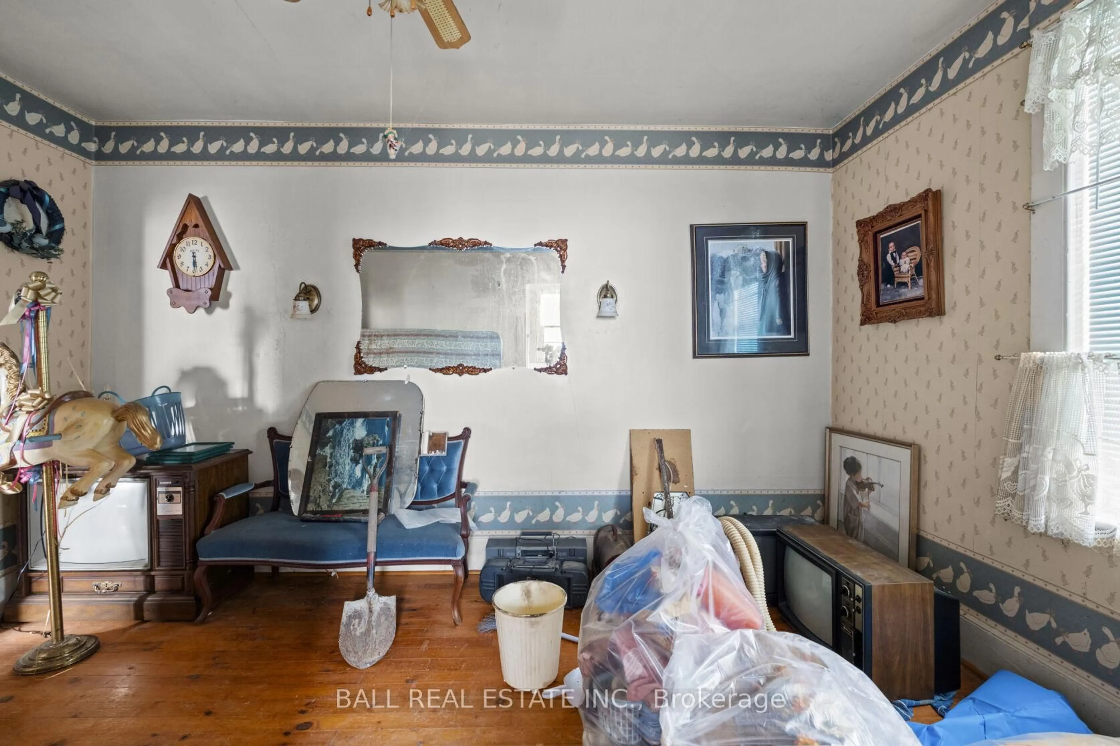 A pic of a room for 239 Lake St, Peterborough Ontario K9J 2H5