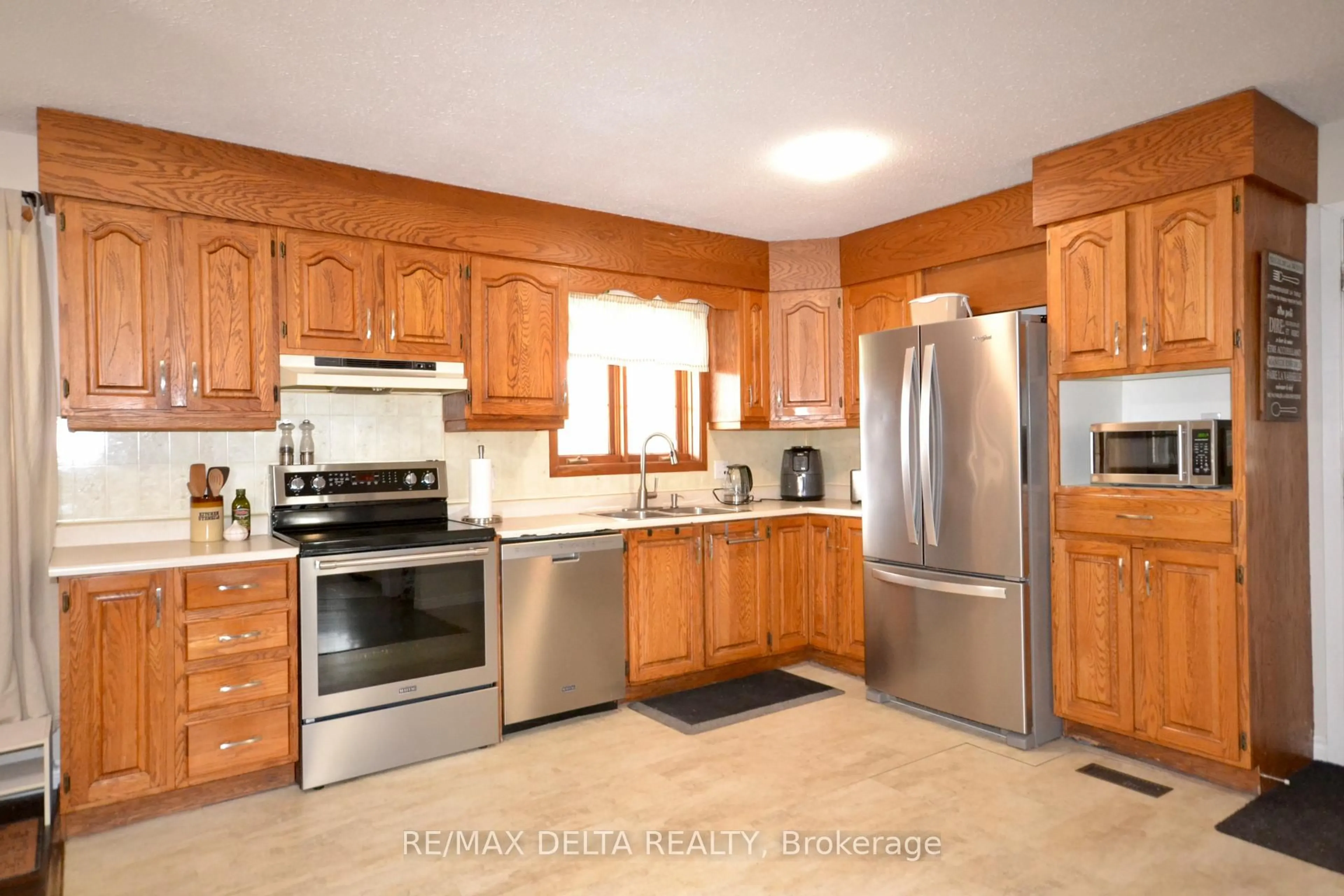 Open concept kitchen, unknown for 4001 Champlain St, Clarence-Rockland Ontario K0A 1E0