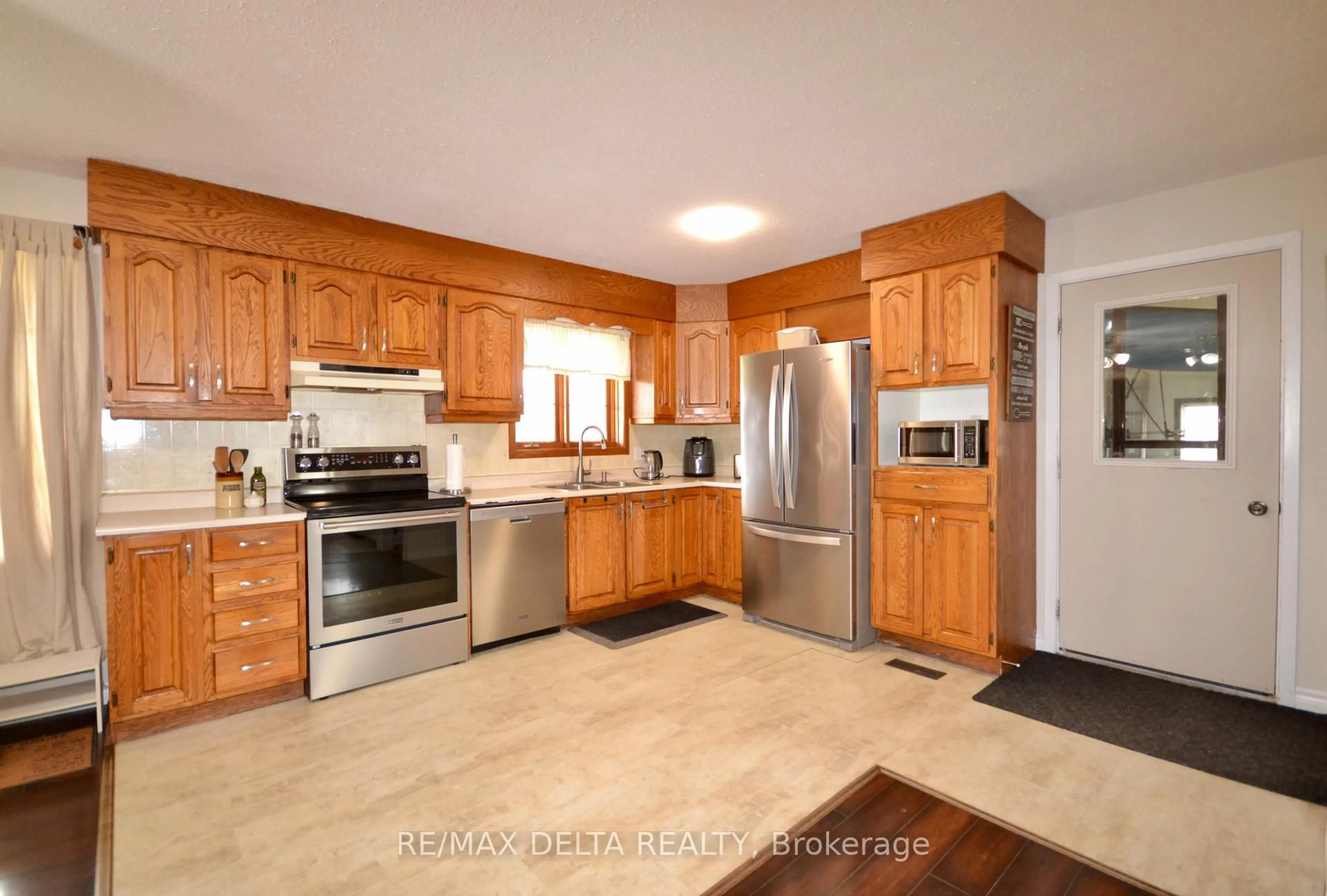 Open concept kitchen, wood/laminate floor for 4001 Champlain St, Clarence-Rockland Ontario K0A 1E0