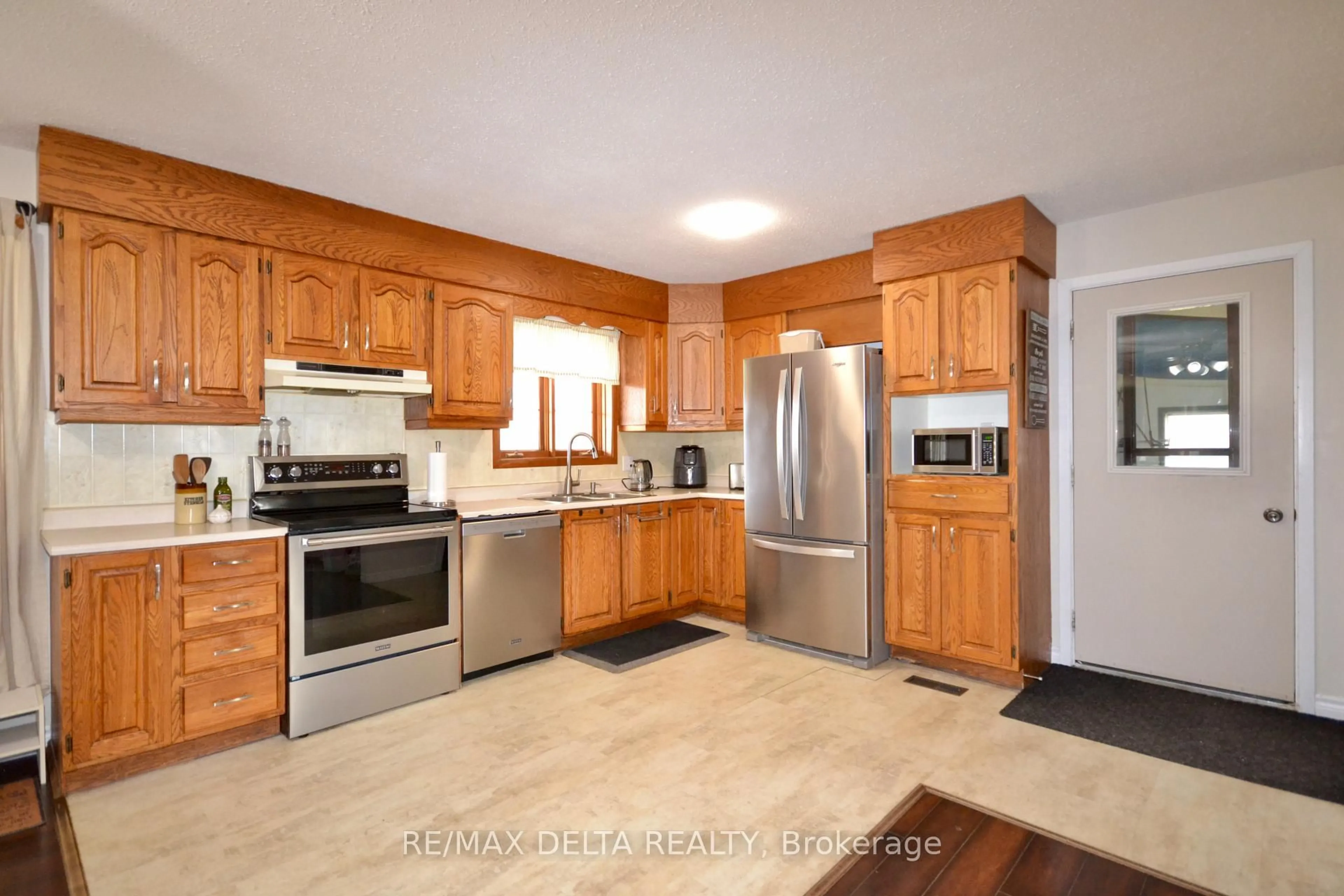 Open concept kitchen, wood/laminate floor for 4001 Champlain St, Clarence-Rockland Ontario K0A 1E0