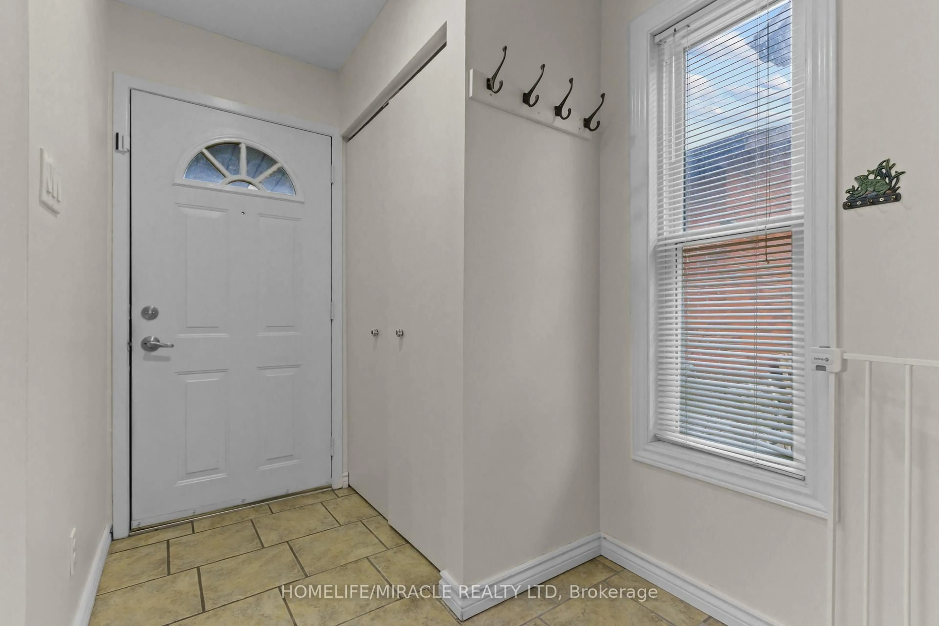 Indoor entryway for 10 Balmoral Crt, Kingston Ontario K7M 7S9