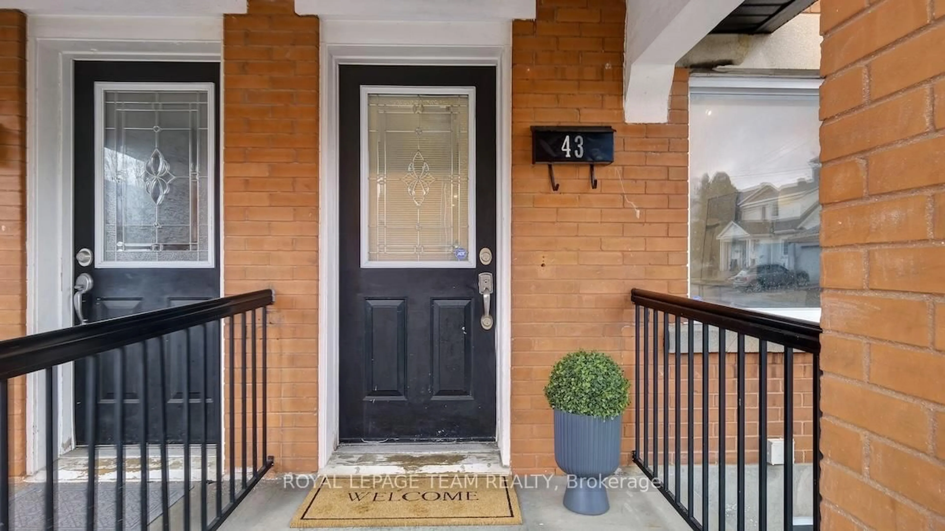 Indoor entryway for 43 Beverley Ave, Ottawa Ontario K1Y 1M7
