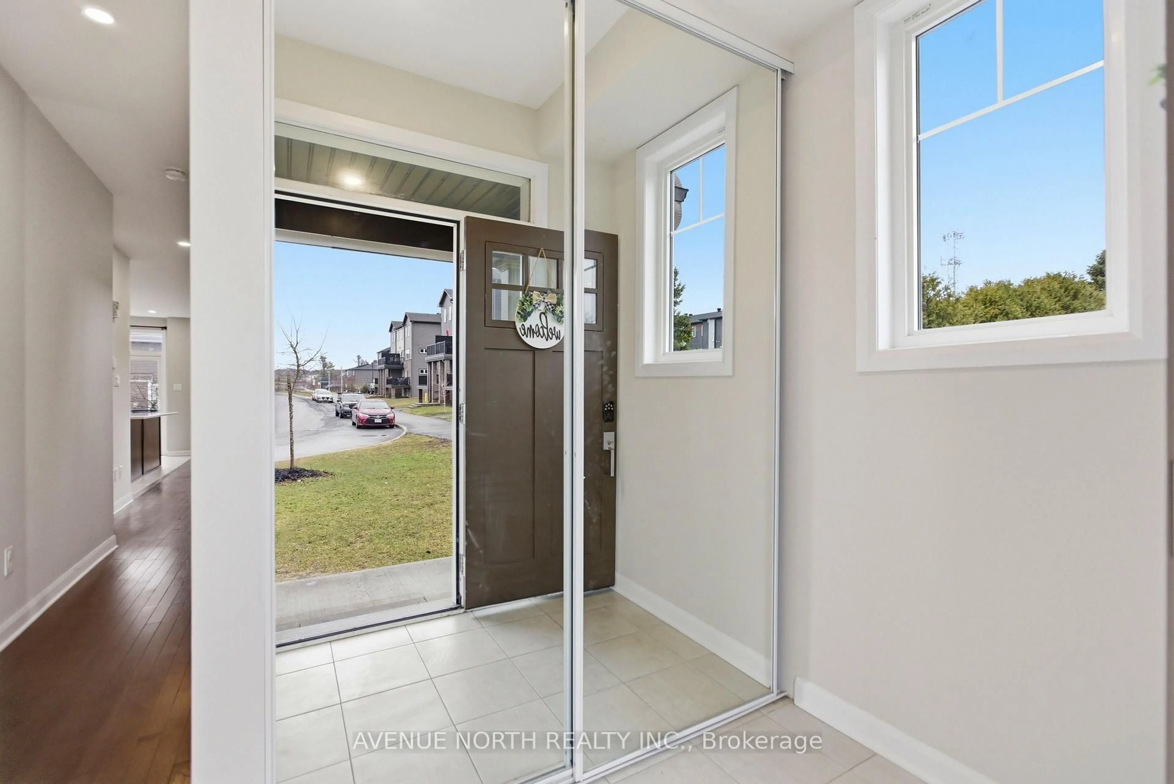 Indoor entryway for 94 Gardenpost Terr, Ottawa Ontario K4A 5H2