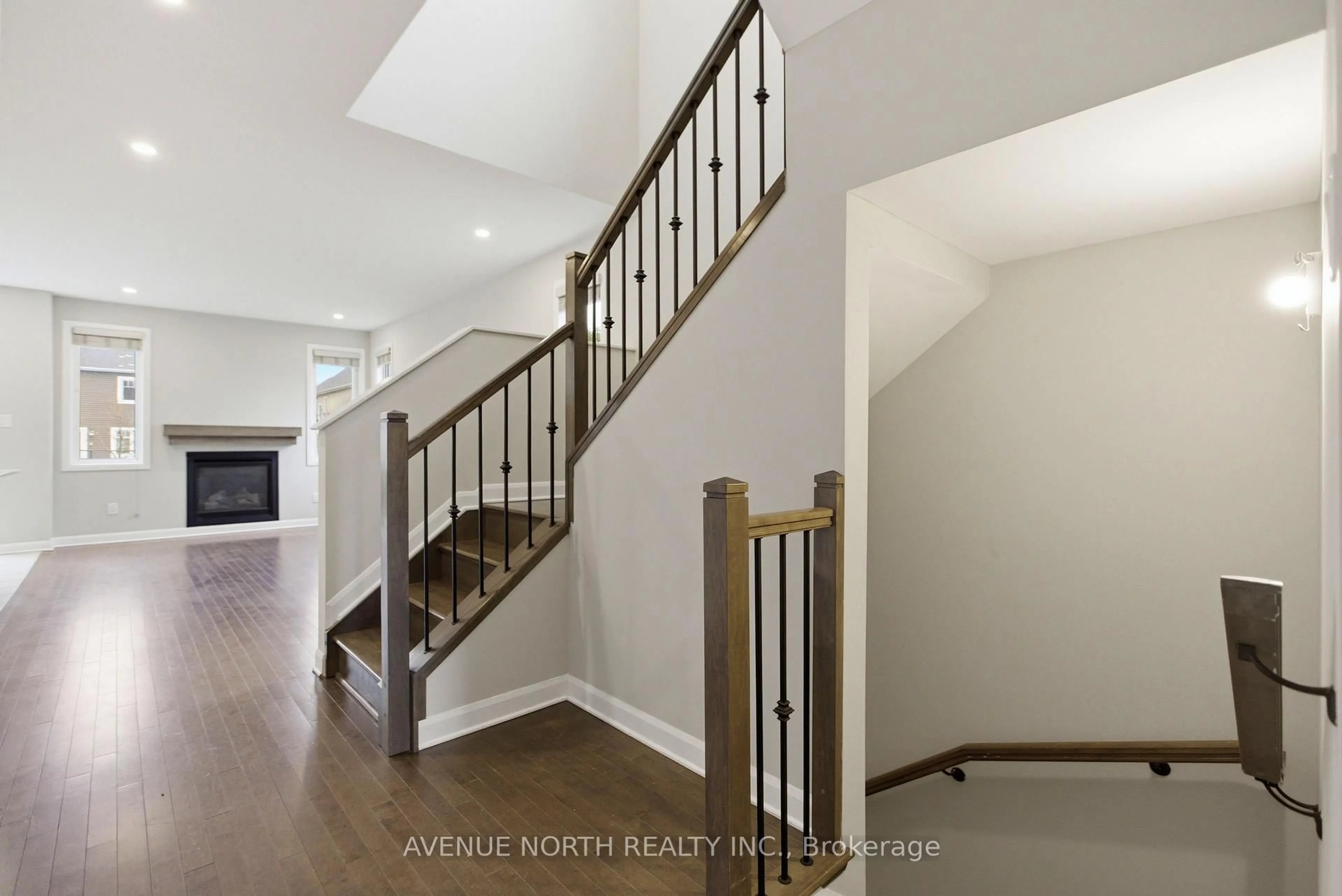 Indoor entryway for 94 Gardenpost Terr, Ottawa Ontario K4A 5H2