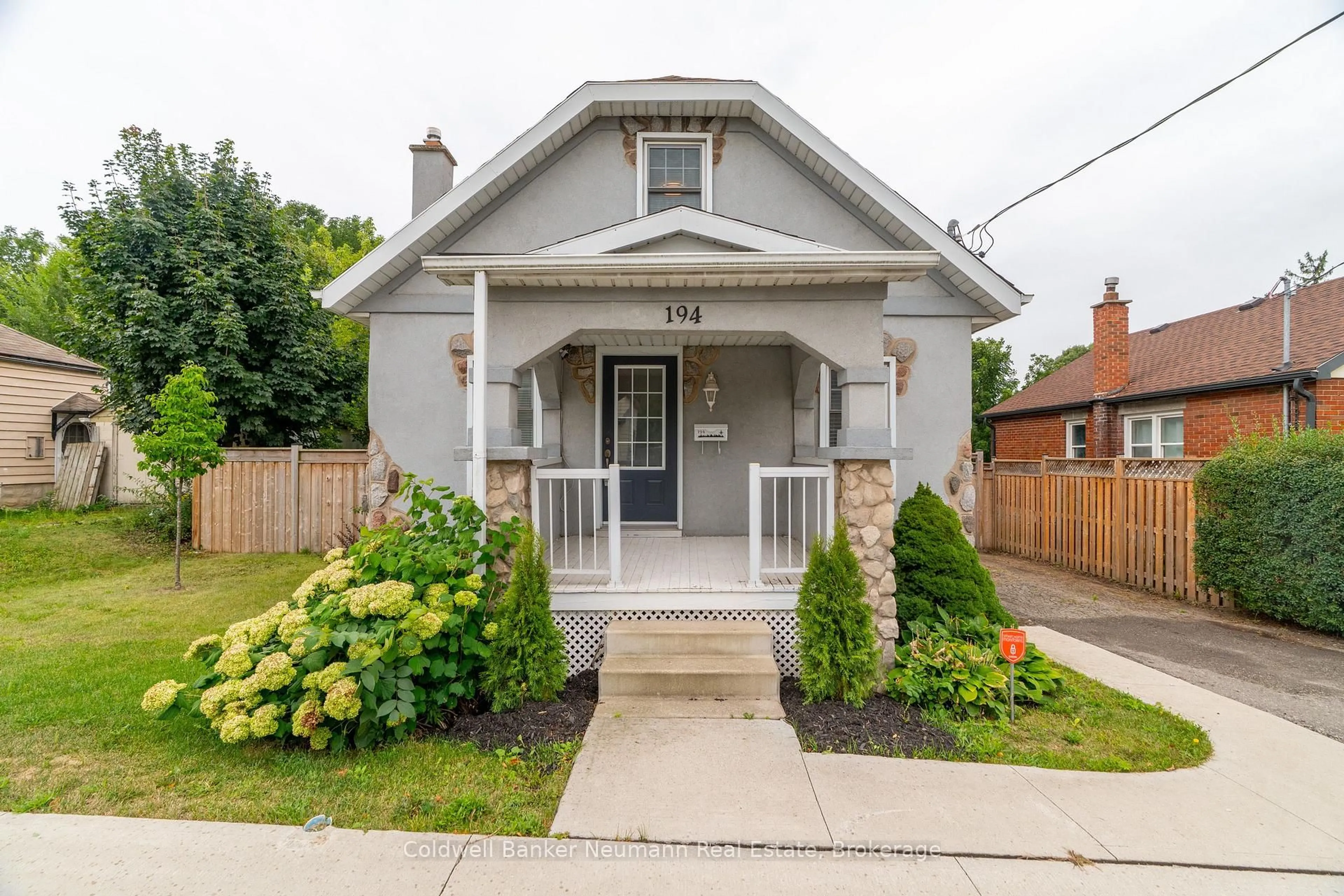 Home with brick exterior material, street for 194 Dundas St, Cambridge Ontario N1R 5P4