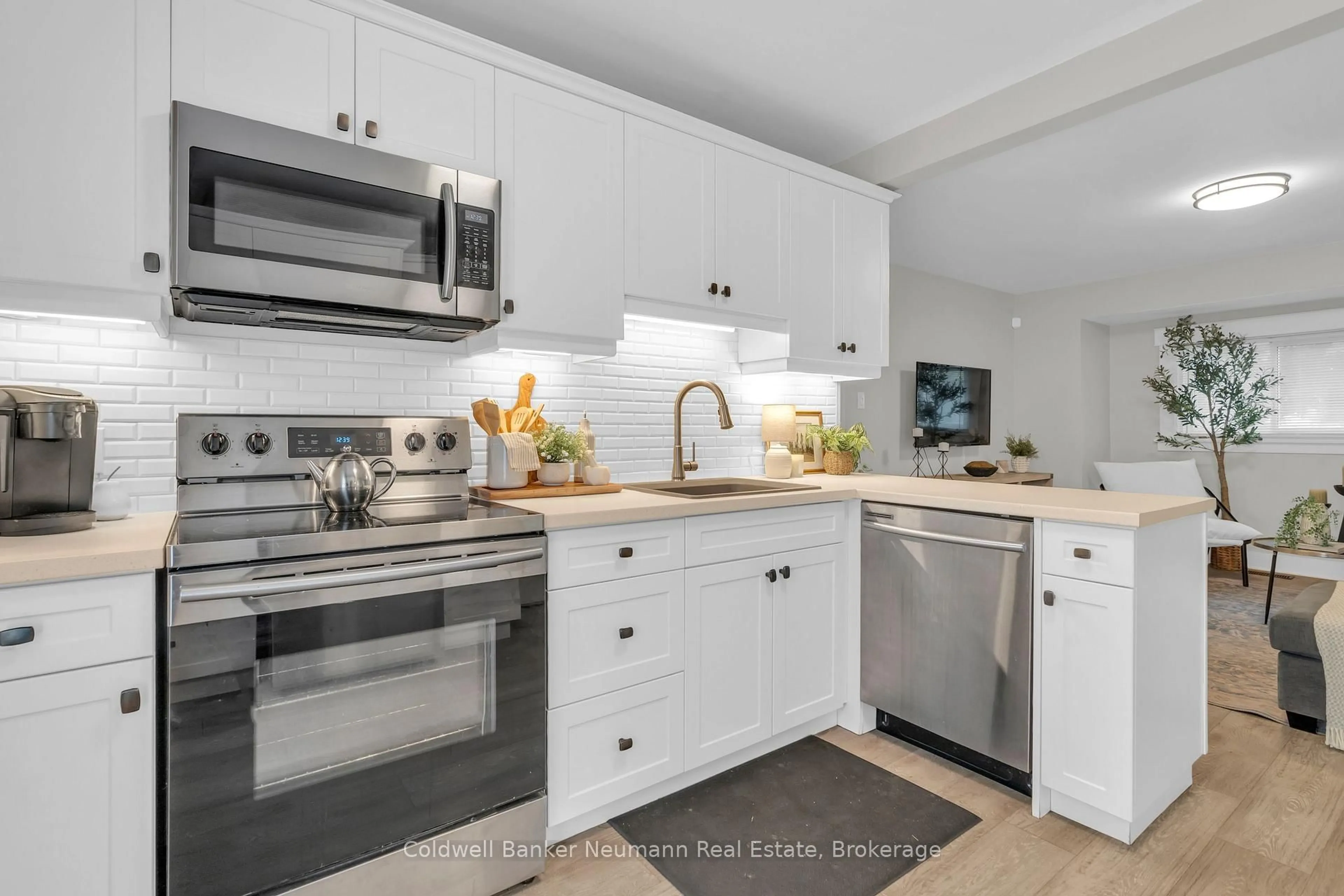 Open concept kitchen, unknown for 194 Dundas St, Cambridge Ontario N1R 5P4