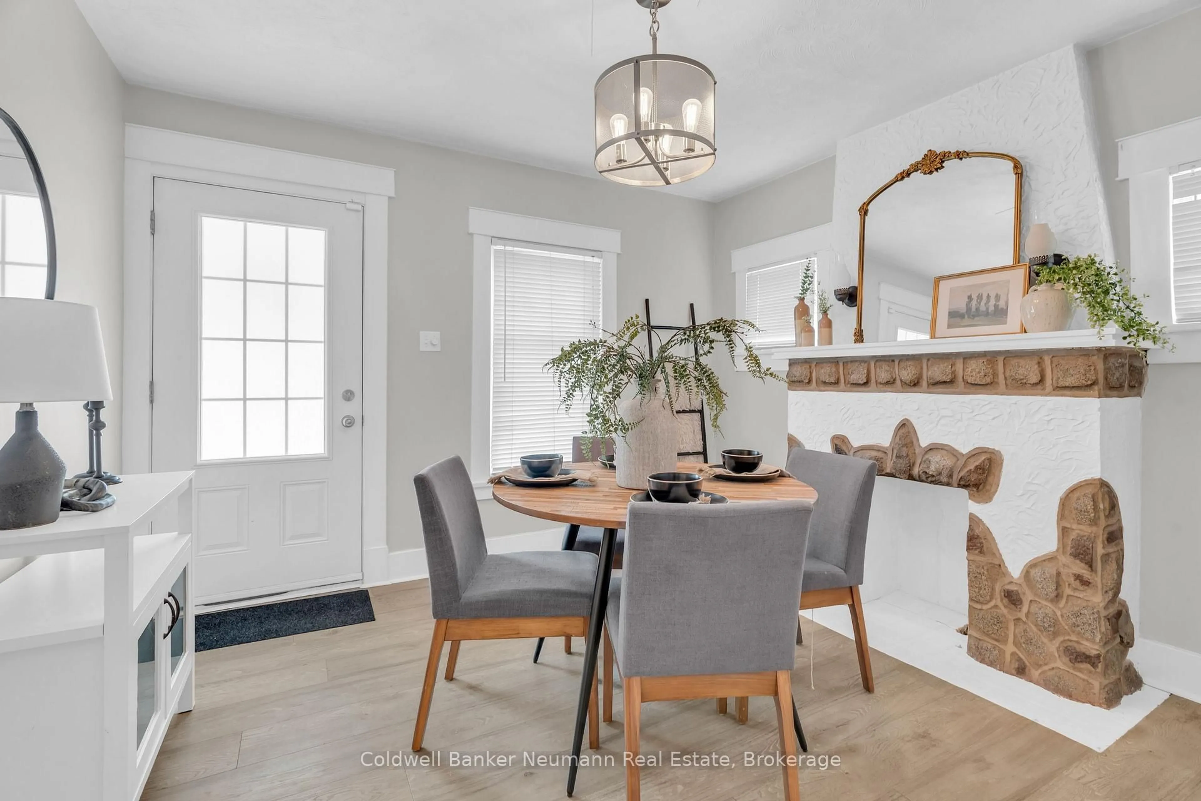 Dining room, unknown for 194 Dundas St, Cambridge Ontario N1R 5P4