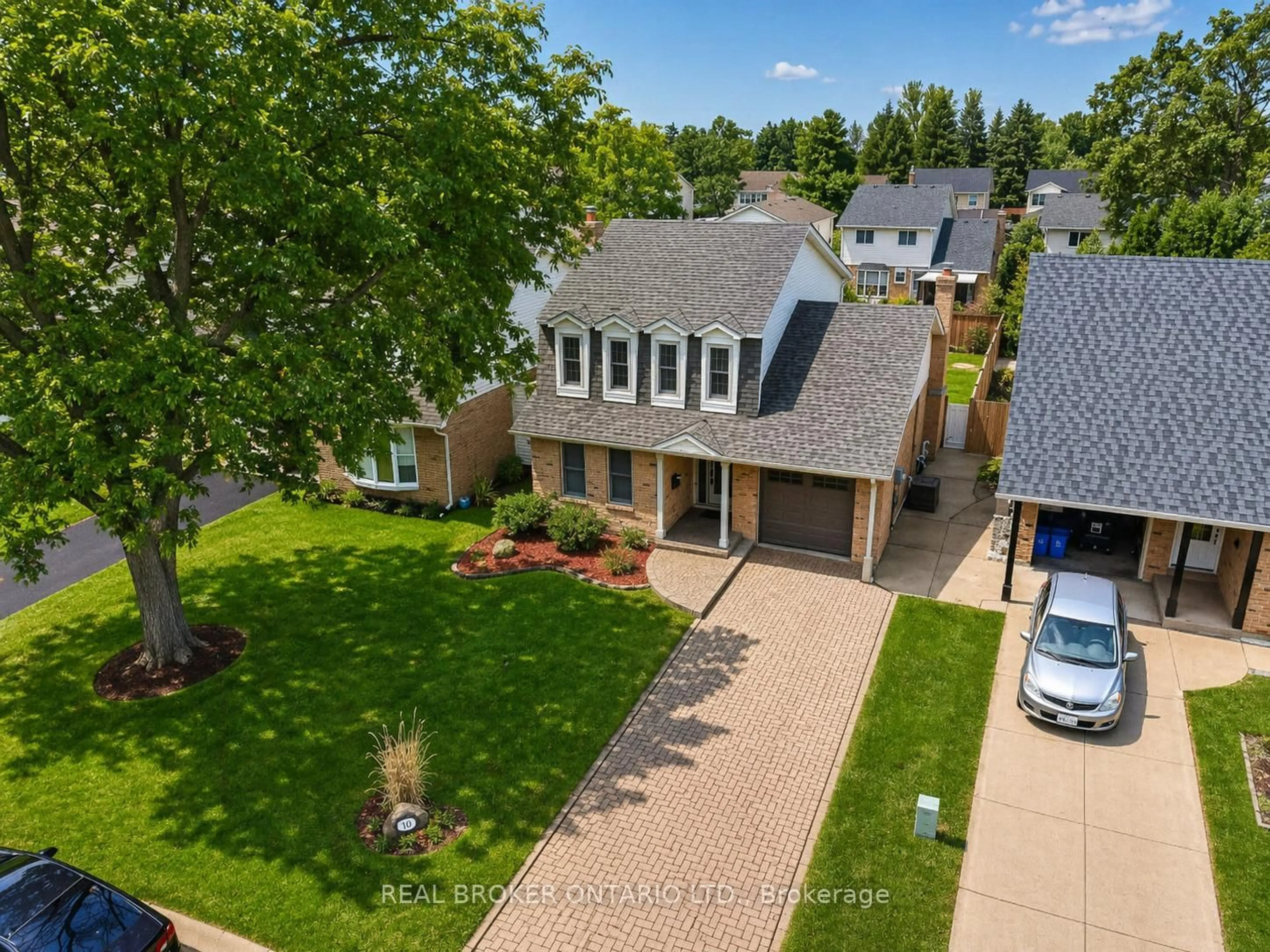 A pic from outside/outdoor area/front of a property/back of a property/a pic from drone, street for 474 Knightsbridge Cres, Hamilton Ontario L9G 3S5