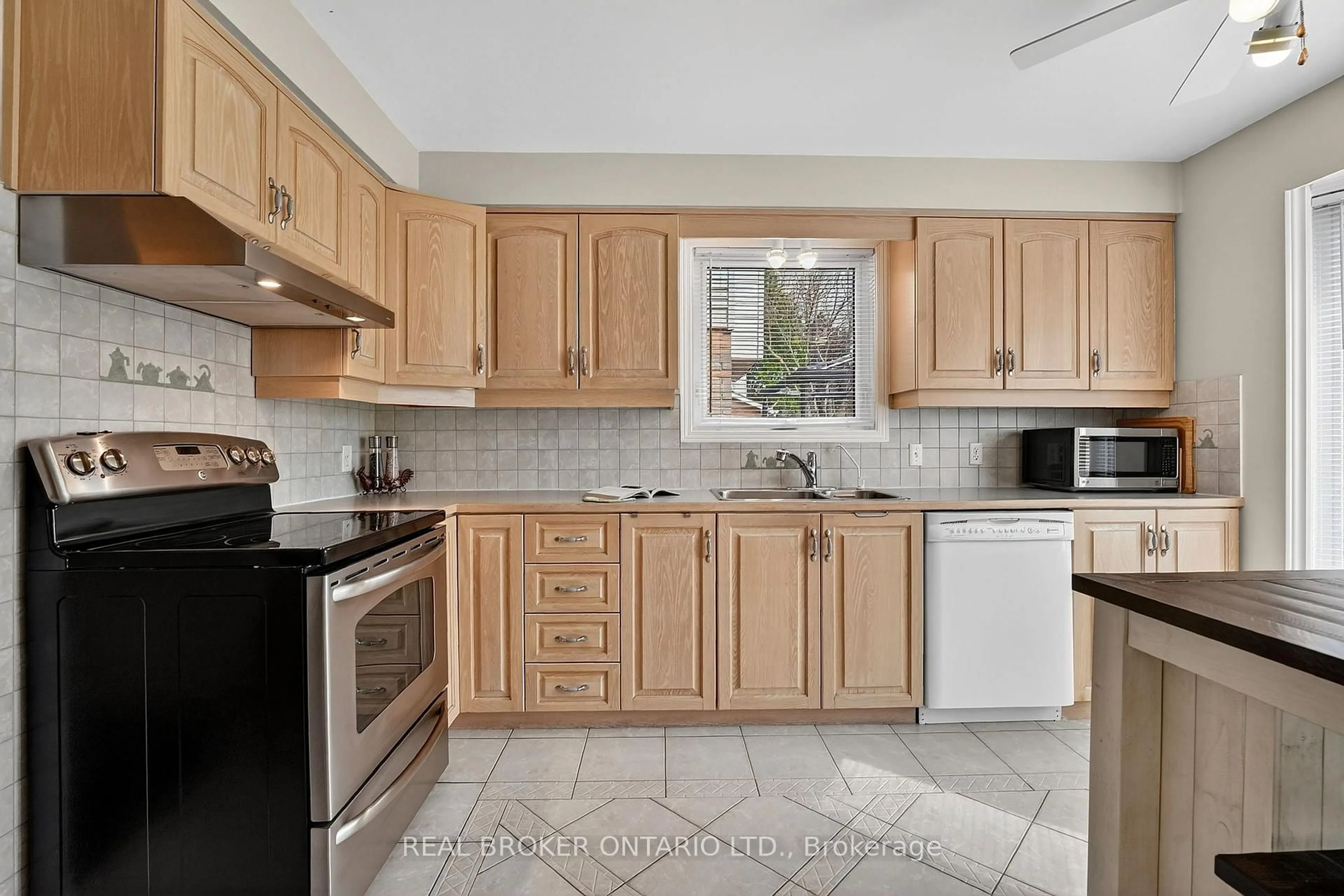 Standard kitchen, ceramic/tile floor for 474 Knightsbridge Cres, Hamilton Ontario L9G 3S5