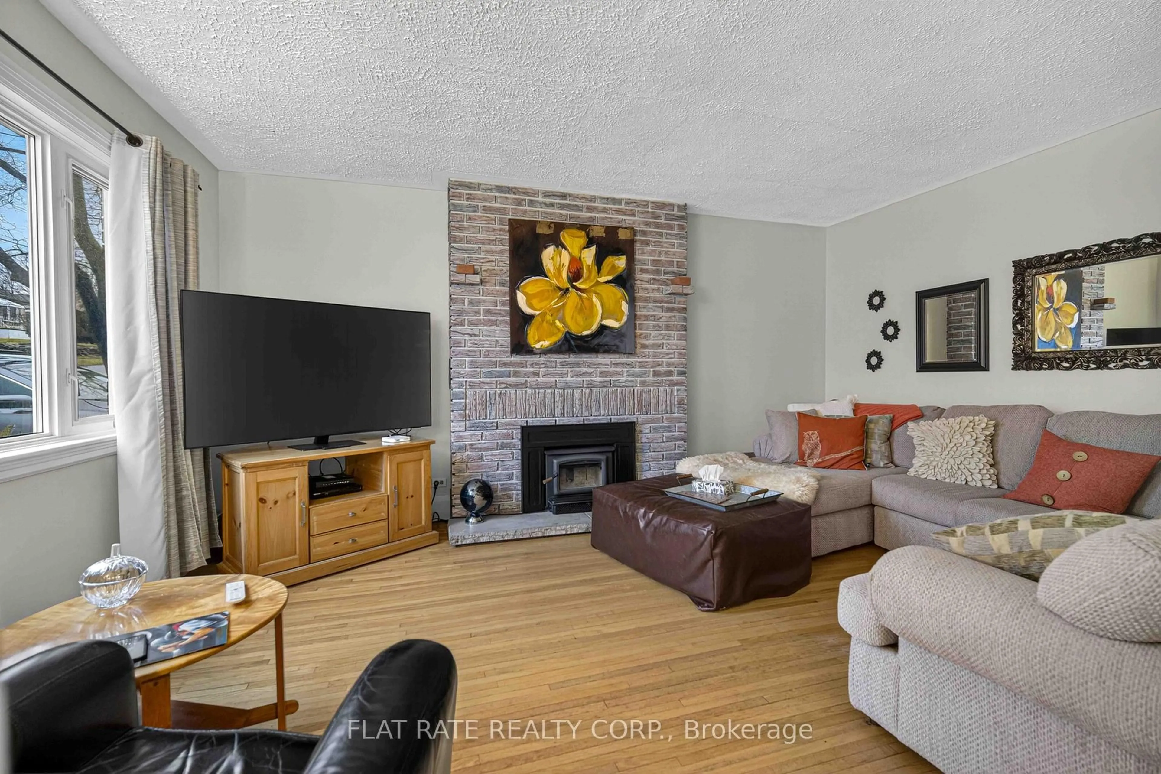 Living room with furniture, unknown for 754 Curtis Rd, Peterborough Ontario K9H 2E7